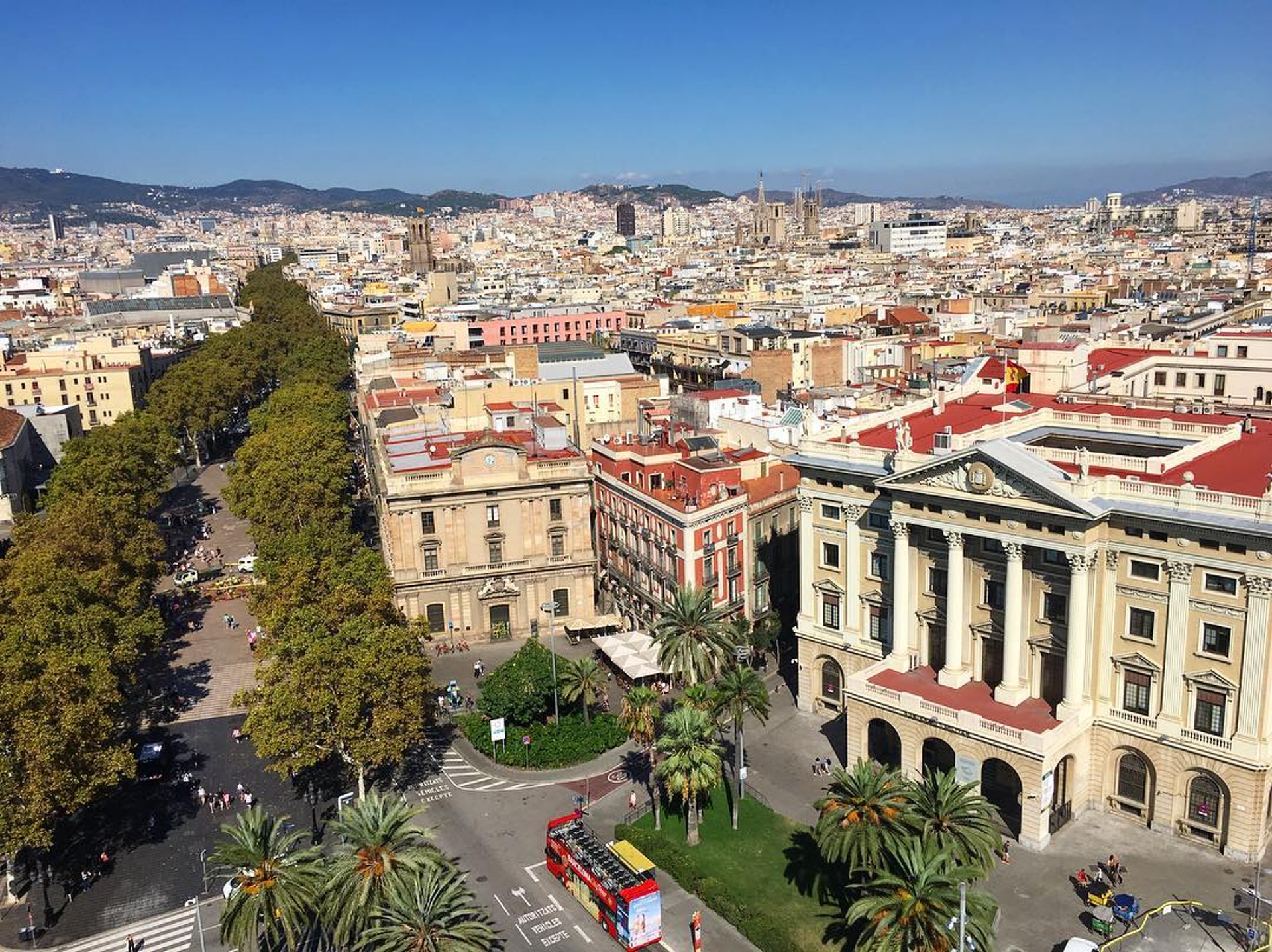 西班牙巴塞隆拿遊客則有3,000萬人次,政府已禁止在市中心開新酒店,並限制博蓋利亞市場(La Boqueria Market)入場團體規模。(IG@dobarcelony)