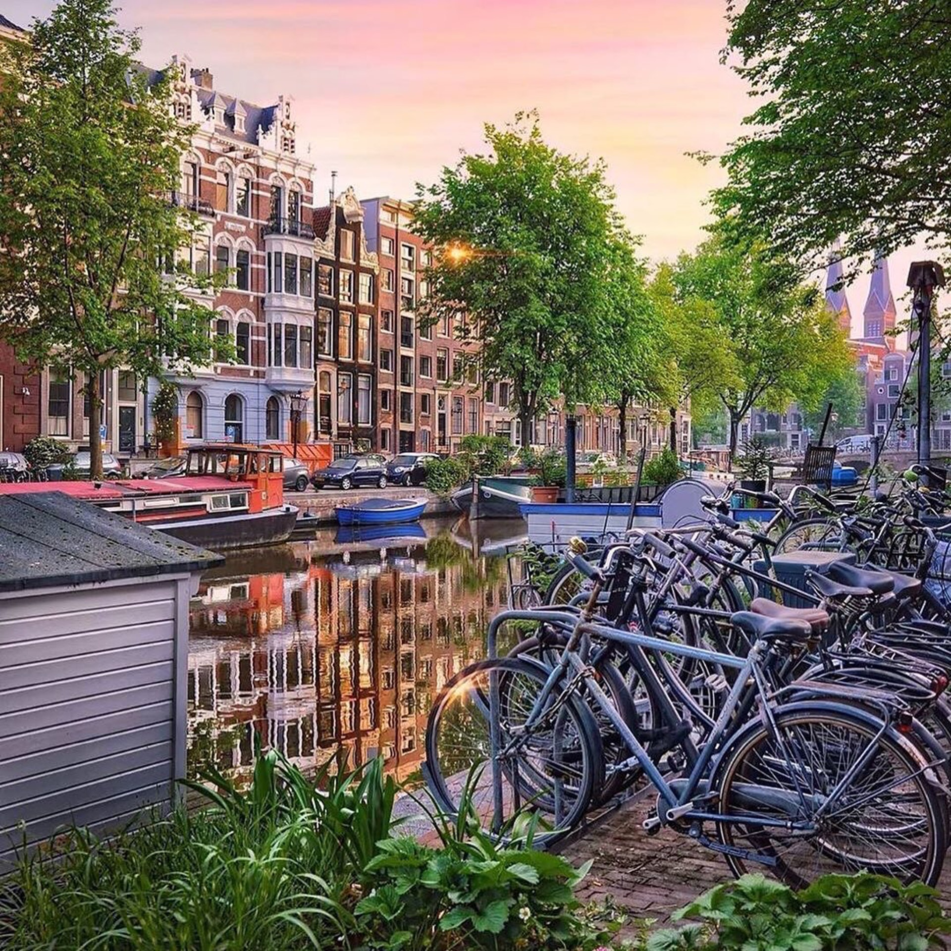 荷蘭首都阿姆斯特丹遊客人次有1,900萬,當地政府措施尤其激進,禁止開設新飯店和新的紀念品商店、提高飯店稅,並對公眾場合便溺或醉酒者現場開罰。明年阿姆斯特丹市政府也將終止紅燈區遊覽。(IG@amsterdam)