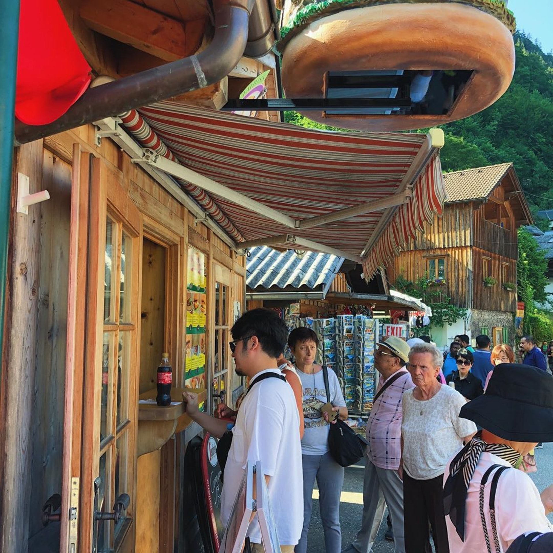 由於居民強烈反彈聲浪,市長同意試行一項方案,要求觀光巴士進入該鎮前必須先預約,並對數量設限。(IG@_pdfe) 由於居民強烈反彈聲浪,市長同意試行一項方案,要求觀光巴士進入該鎮前必須先預約,並對數量設限。(IG@_pdfe)