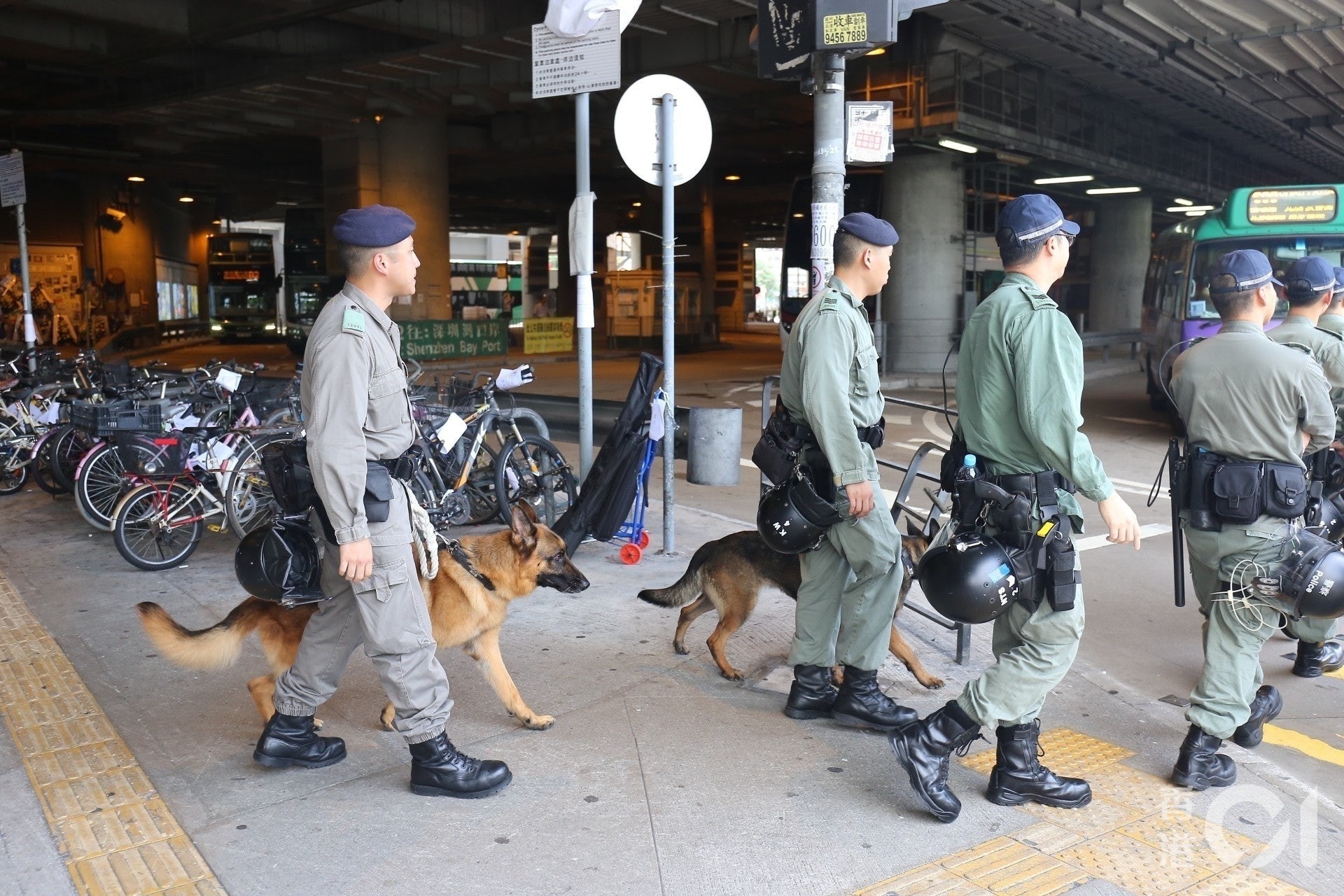 早前,有防暴警攜警犬於西鐵站一帶巡邏。(郭倩雯攝) 早前,有防暴警攜警犬於西鐵站一帶巡邏。(郭倩雯攝)