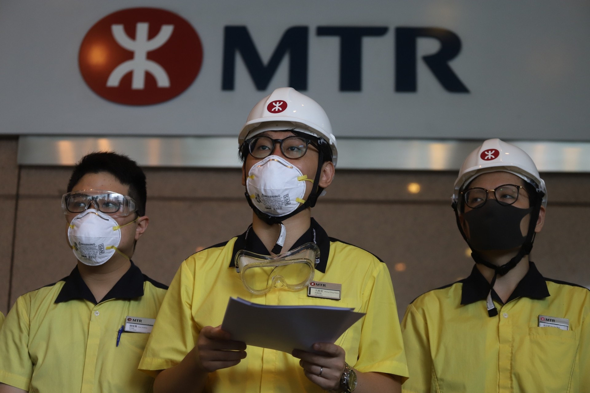 王政宏（中）表示，是次聯署收集了逾700名職員聯署，當中主要為列車車長。（羅國輝攝）