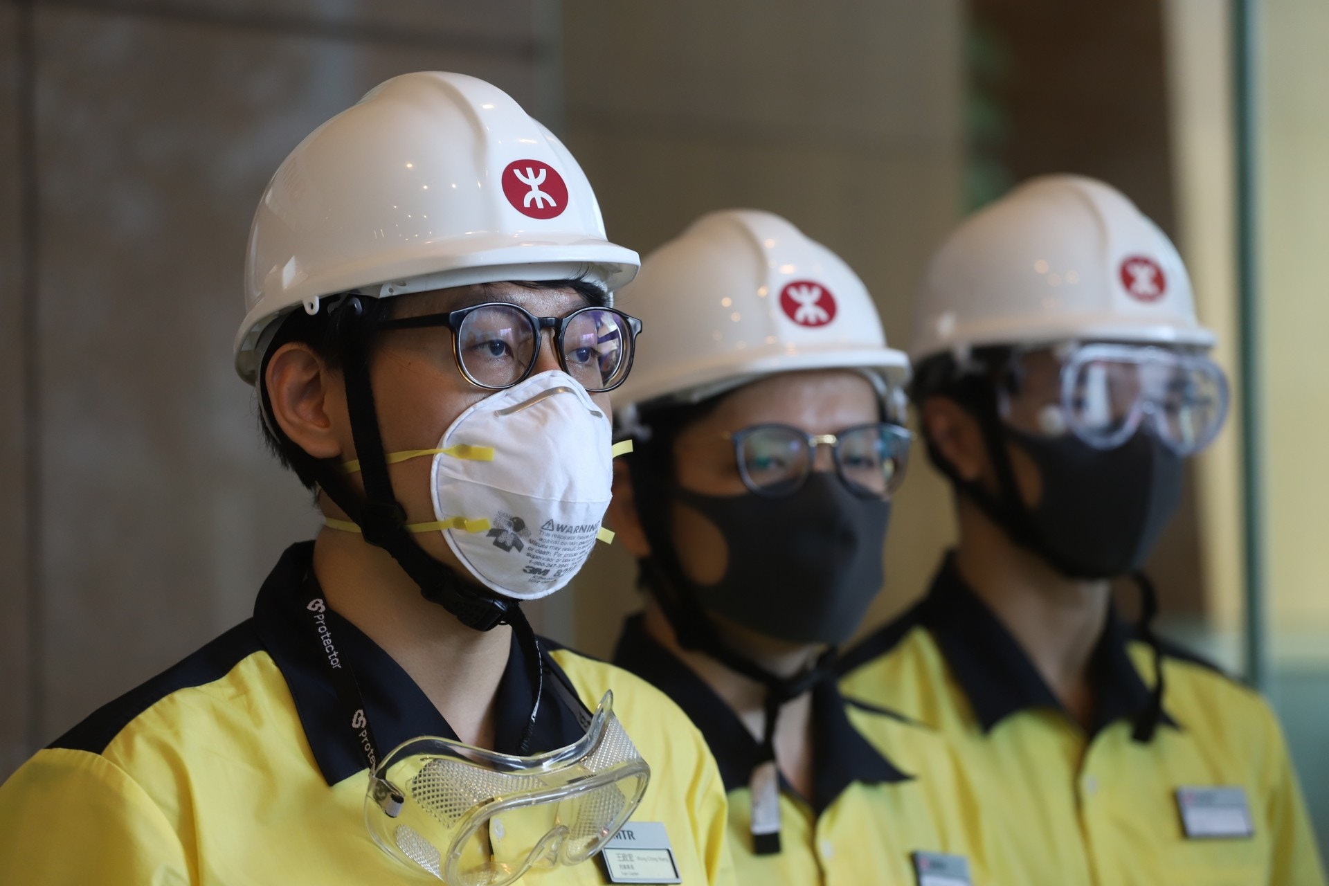 港鐵向派發頭盔、口罩、眼罩，但數量不足，而且｢N95｣口罩難以抵擋催淚彈。（羅國輝攝）