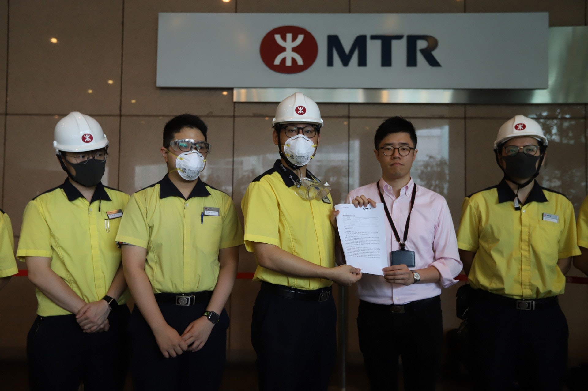 港鐵派員接收聯署。(羅國輝攝)