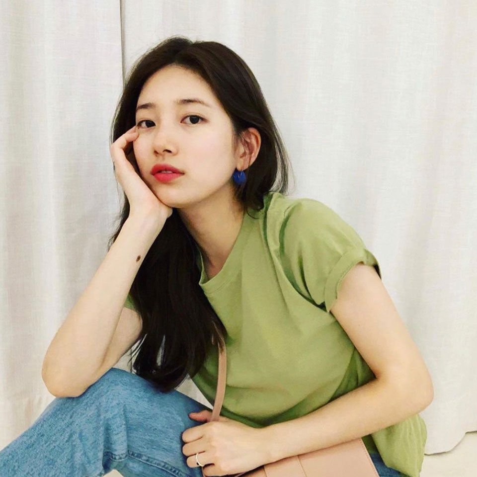 不少女星已追上開心果綠的穿搭風潮，秀智選擇以牛仔單品配襯。（IG＠skuukzky）