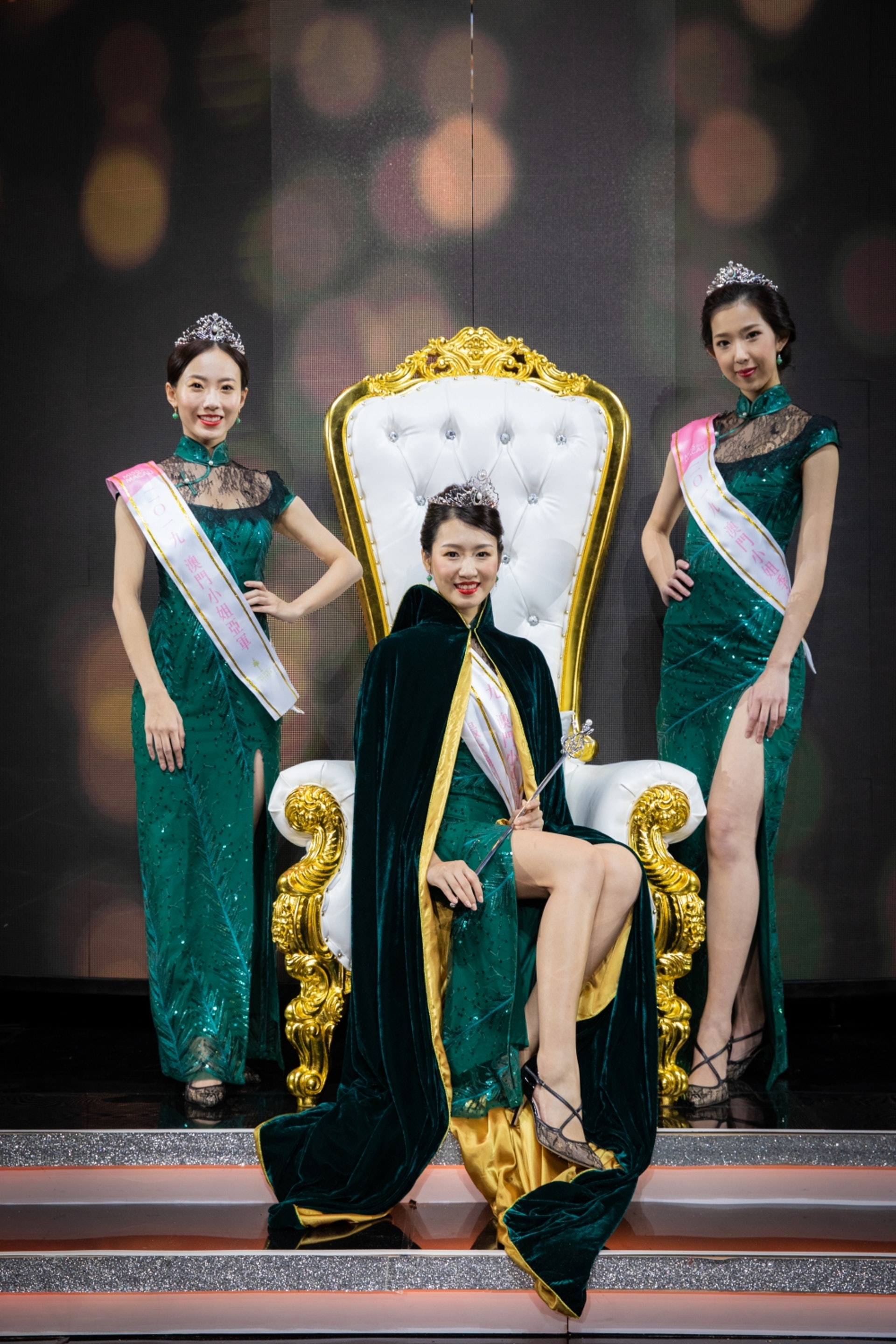 《澳門小姐競選2019》總決賽昨晚(13日)舉行,5號梁洛郗(Bobo)奪得冠軍,更獲得友誼小姐及最上鏡小姐獎項,成為三料冠軍,而亞軍及季軍就由4號邱國晴及9號黃蓉奪得。 《澳門小姐競選2019》總決賽昨晚(13日)舉行,5號梁洛郗(Bobo)奪得冠軍,更獲得友誼小姐及最上鏡小姐獎項,成為三料冠軍,而亞軍及季軍就由4號邱國晴及9號黃蓉奪得。