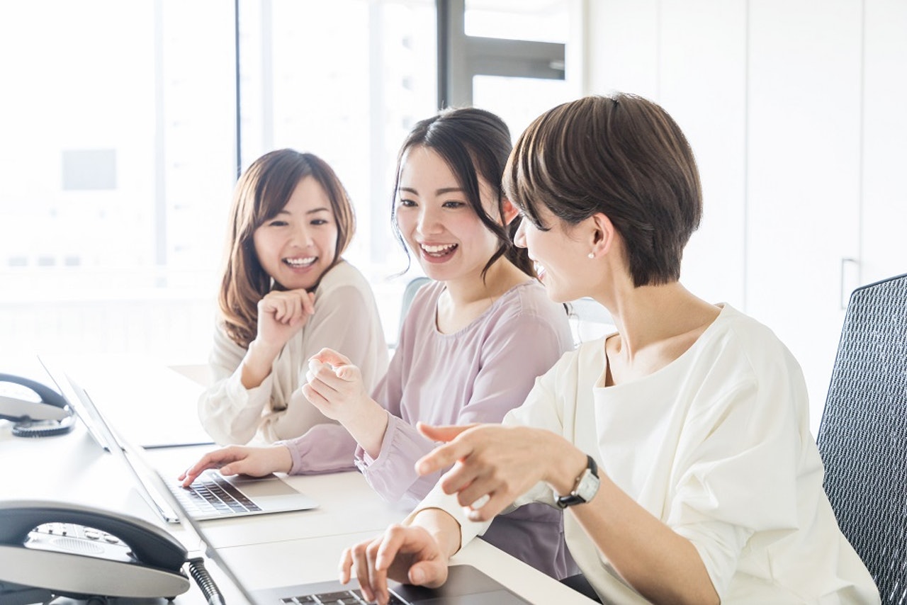 「講是非」是一個極速建立人際關係的方法,但亦容易令自己在日後陷於兩難中。(GettyImages/視覺中國) 「講是非」是一個極速建立人際關係的方法,但亦容易令自己在日後陷於兩難中。(GettyImages/視覺中國)