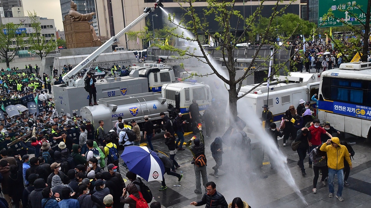 水炮車對比 港版威力比韓版強近一倍 人權組織:有此必要? 水炮車對比 港版威力比韓版強近一倍 人權組織:有此必要?