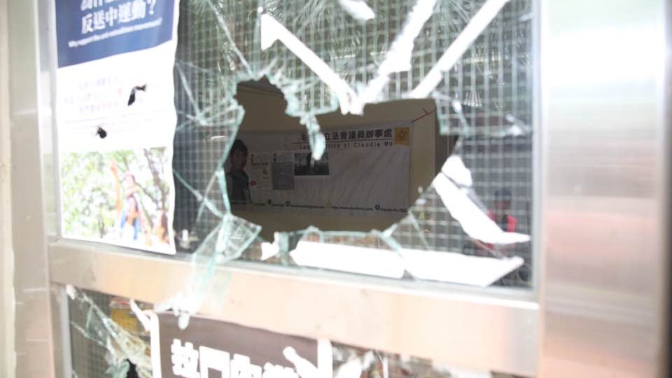 立法會議員毛孟靜 何文田辦事處被打爆玻璃 立法會議員毛孟靜 何文田辦事處被打爆玻璃