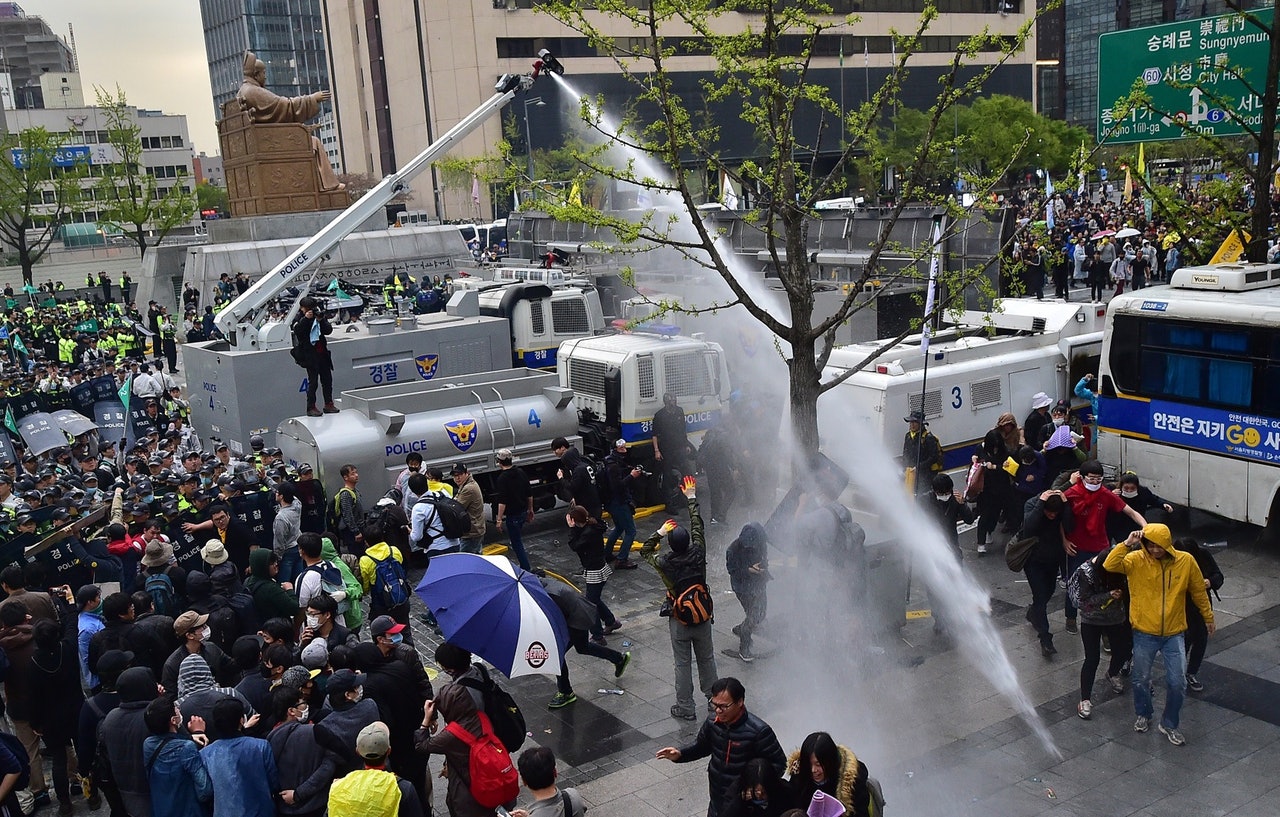 韓國首爾去年有一名示威者遭警方以水炮車射中後腦重傷,幾個月前離世。香港警方早前亦購入3架水炮車應付示威者,引起安全和過分武力疑慮。(Getty images) 韓國首爾去年有一名示威者遭警方以水炮車射中後腦重傷,幾個月前離世。香港警方早前亦購入3架水炮車應付示威者,引起安全和過分武力疑慮。(Getty images)