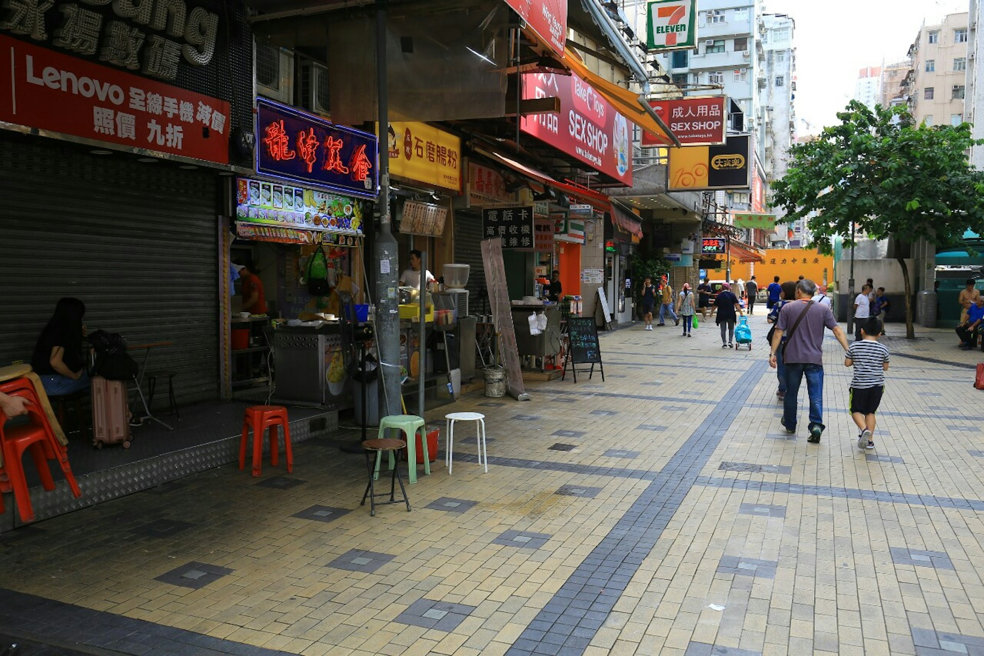 位於深水埗桂林街的龍津美食受催淚煙波及,戶外小食檔食物報銷,檔主陳先生表示警方在內街放催淚彈是始料不及。(鄧栢良攝) 位於深水埗桂林街的龍津美食受催淚煙波及,戶外小食檔食物報銷,檔主陳先生表示警方在內街放催淚彈是始料不及。(鄧栢良攝)