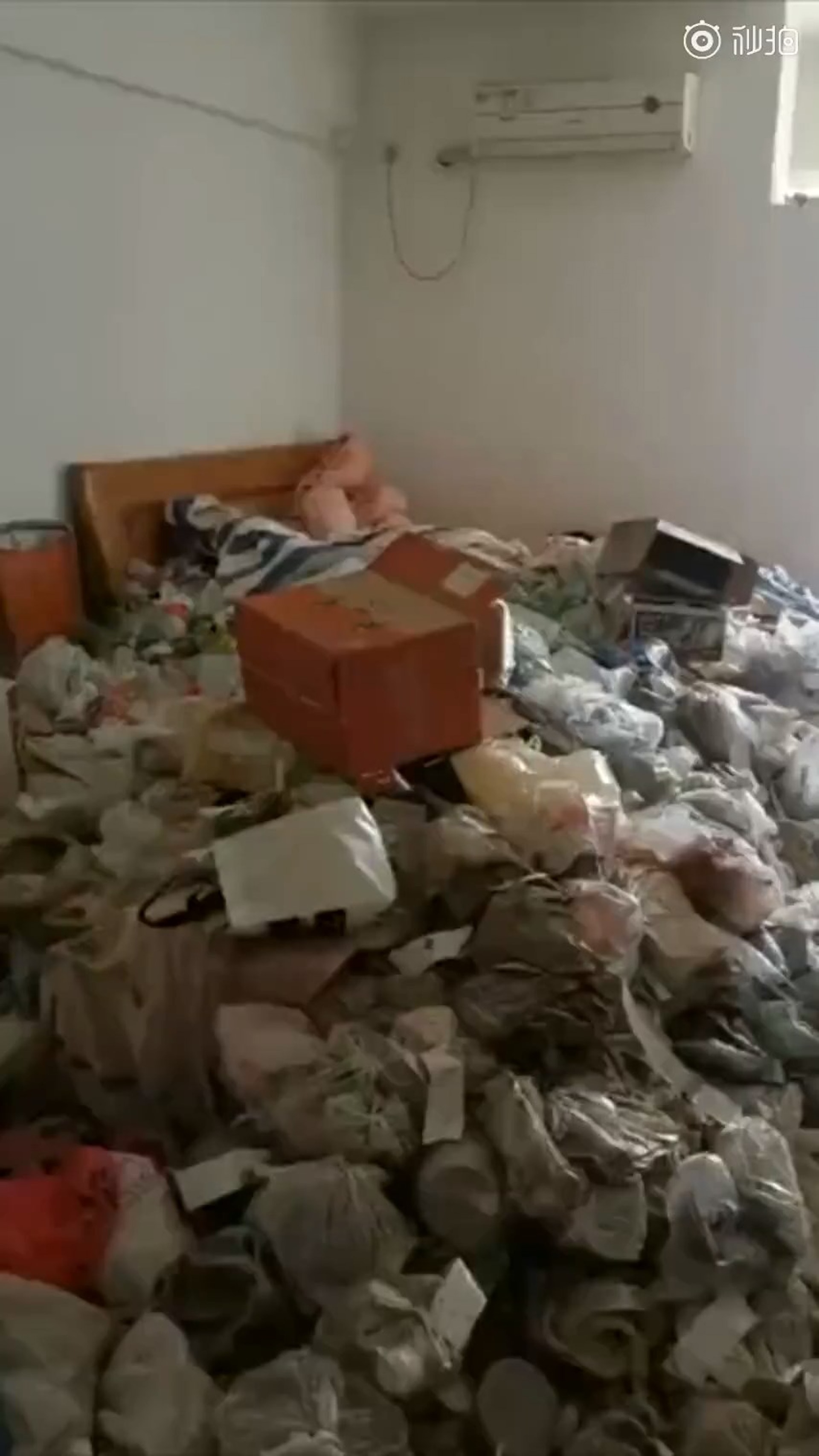 房客租約完結後搬走,留下一屋垃圾。(梨視頻影片截圖) 房客租約完結後搬走,留下一屋垃圾。(梨視頻影片截圖)
