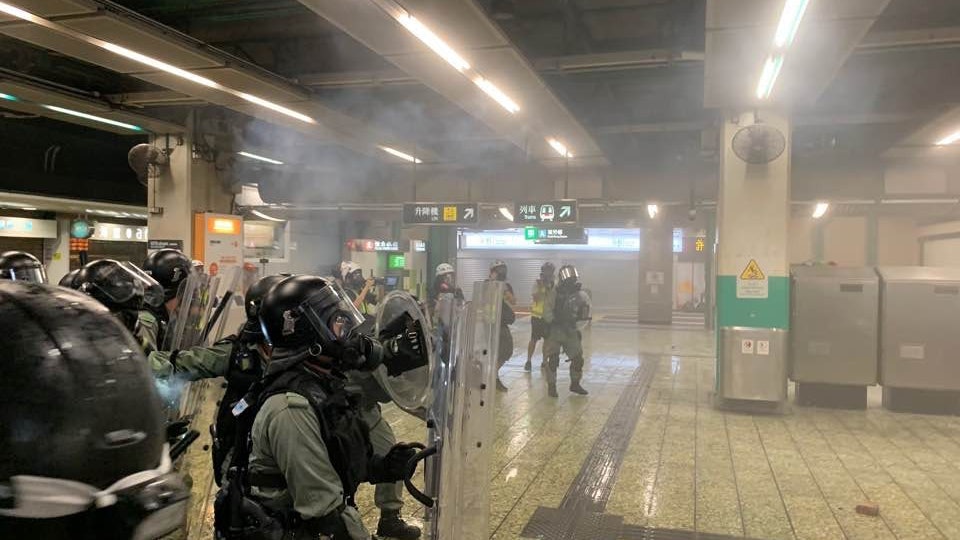 【逃犯條例】警方站內放催淚彈 港鐵連日加強清潔葵芳、太古站 【逃犯條例】警方站內放催淚彈 港鐵連日加強清潔葵芳、太古站