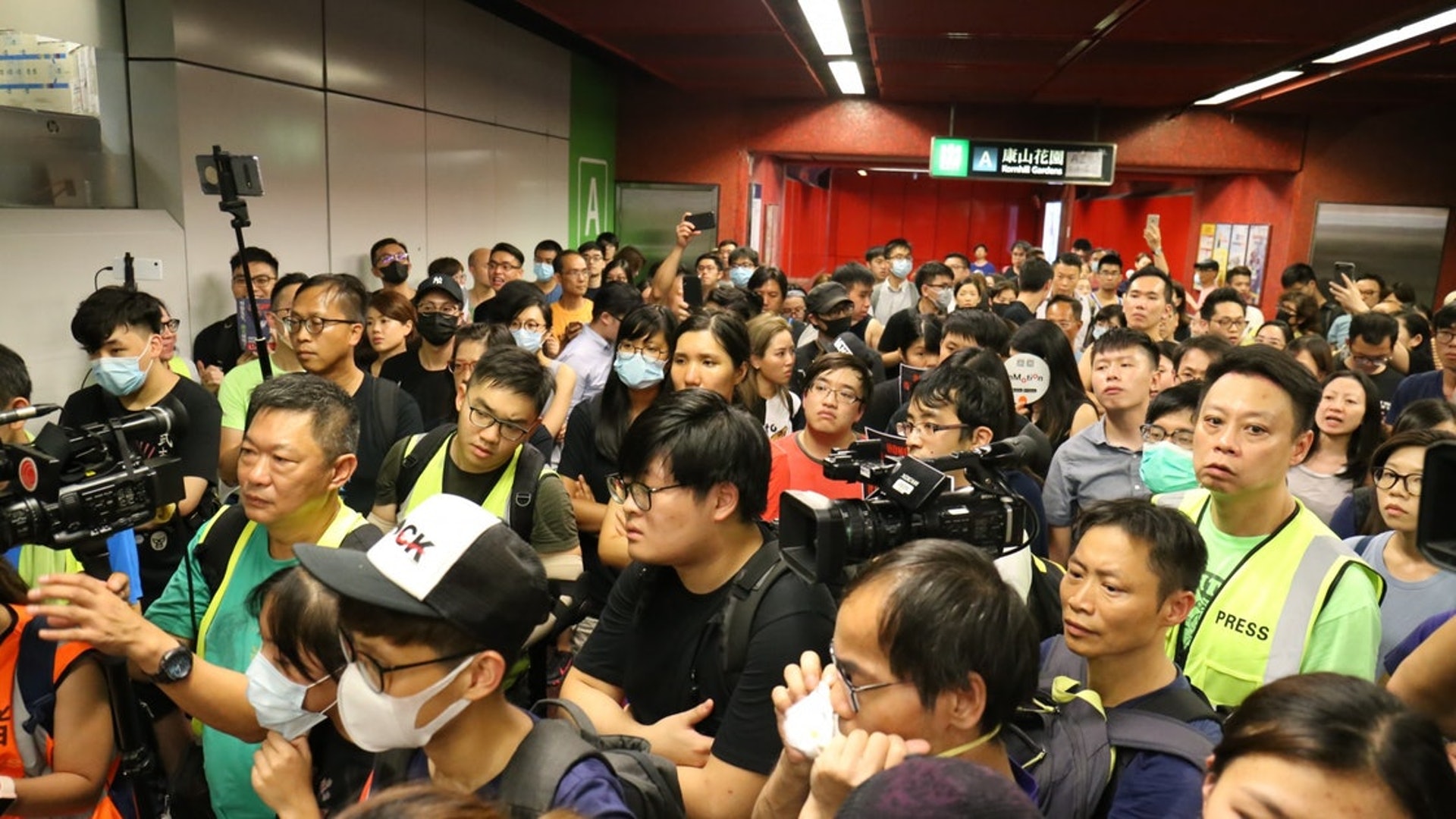 警方於8月11日先後在葵芳站及太古站附近施放催淚氣體,引起公眾不滿,其後更在港鐵站內聚集,要求港鐵交代事件。(資料圖片) 警方於8月11日先後在葵芳站及太古站附近施放催淚氣體,引起公眾不滿,其後更在港鐵站內聚集,要求港鐵交代事件。(資料圖片)