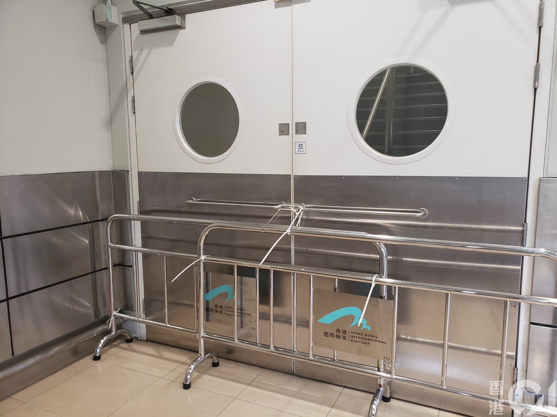 機場禁制令】逃生通道被鎖消防處接多宗投訴將按機制跟進