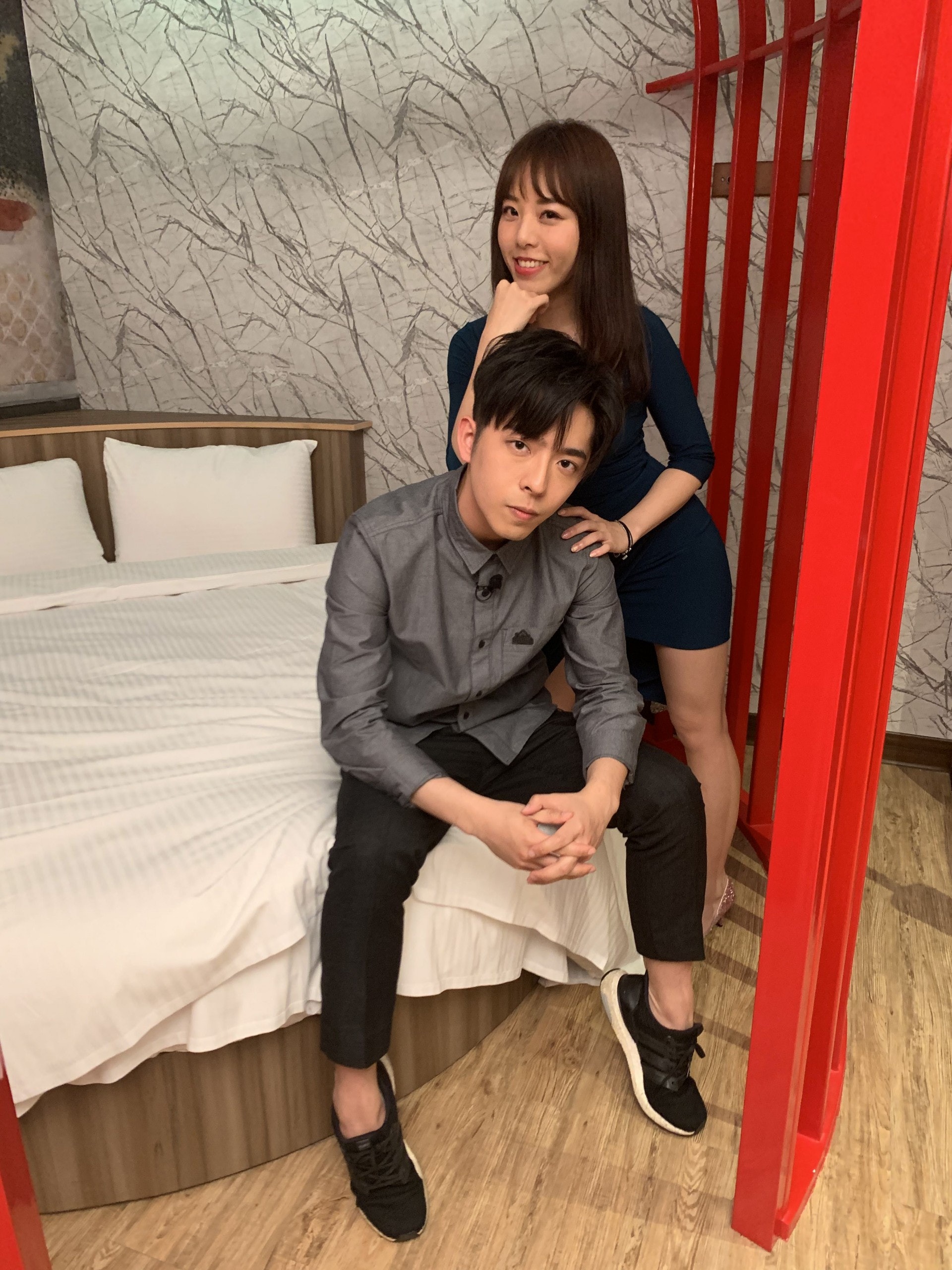 Ruby到情趣酒店教Edan英文生字。(ViuTV《臺灣文西Only You》花絮照) Ruby到情趣酒店教Edan英文生字。(ViuTV《臺灣文西Only You》花絮照)