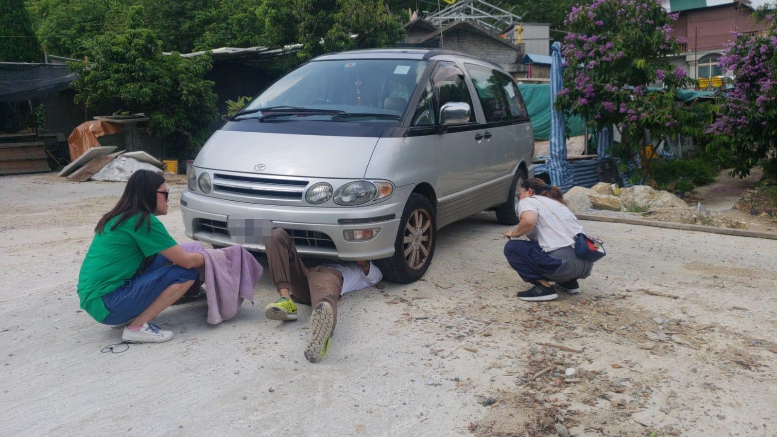 花了將近一個小時,才能把躲進車底內部的貓咪全數救出。(受訪者提供) 花了將近一個小時,才能把躲進車底內部的貓咪全數救出。(受訪者提供)