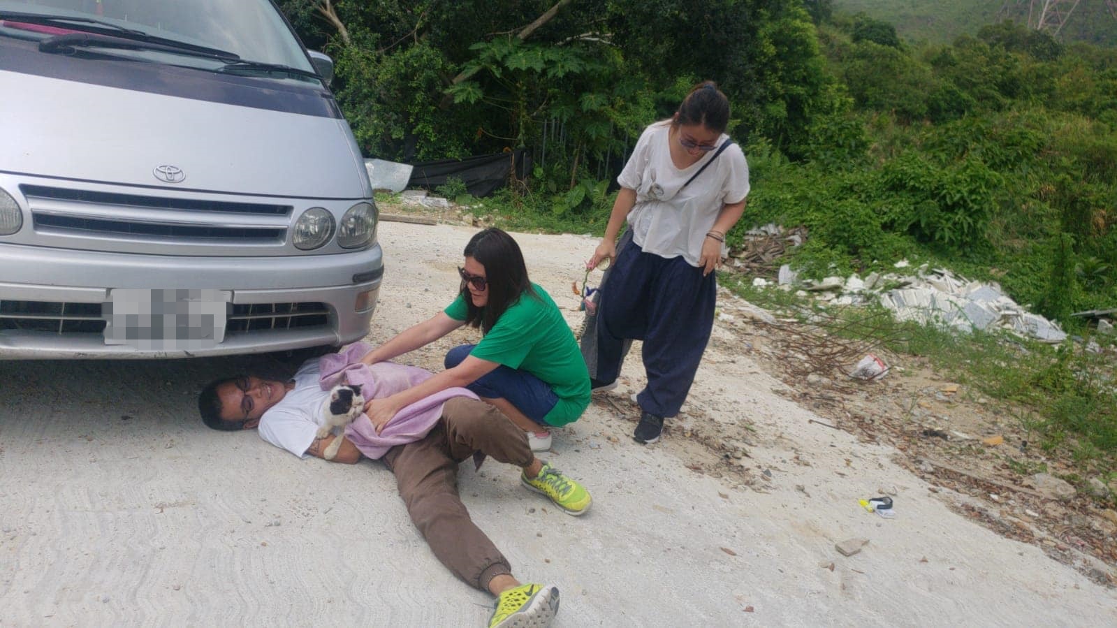 黑白貓救出時受驚,不斷喘氣。(受訪者提供) 黑白貓救出時受驚,不斷喘氣。(受訪者提供)