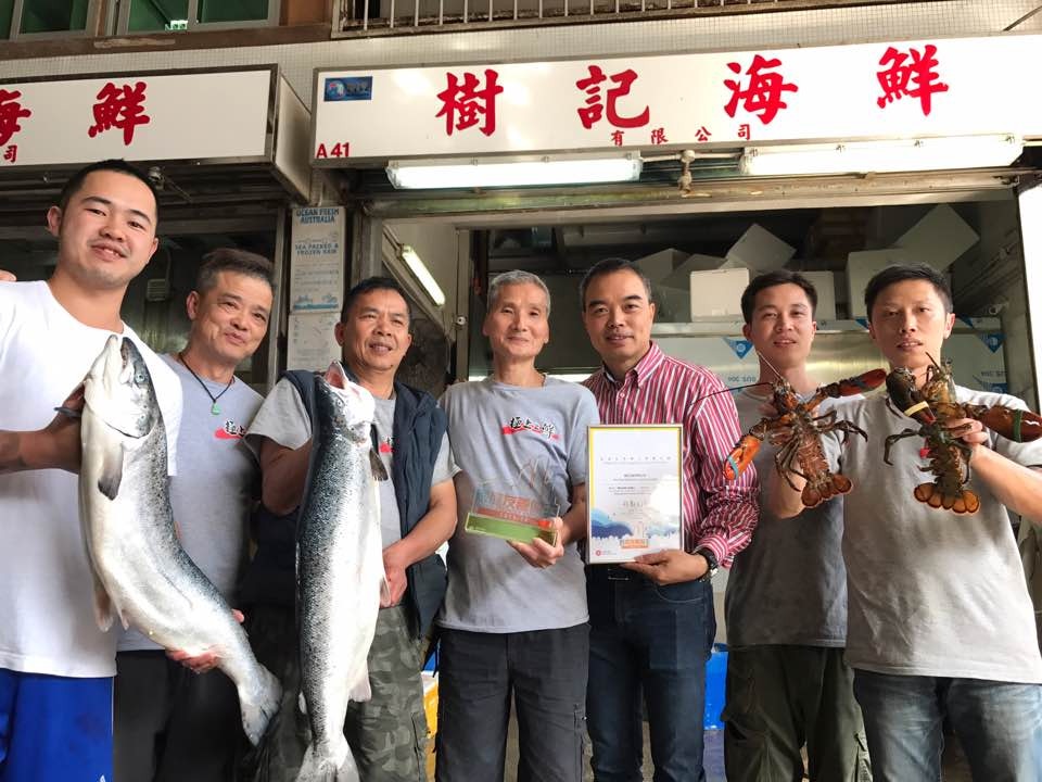 陳嘉威（右三）由魚檔送貨員，變為老闆，但也不忘要好好對待員工。（梁煥敏攝）