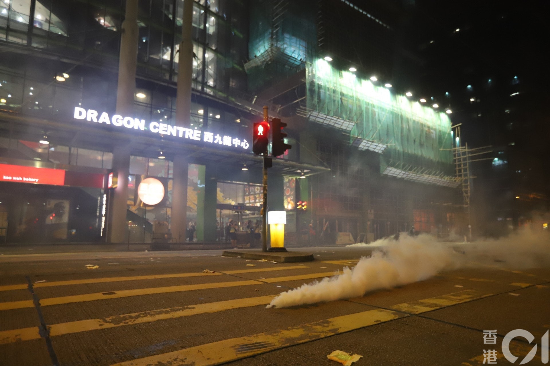 前日警方向沒有人的街道施放催淚彈。(資料圖片) 前日警方向沒有人的街道施放催淚彈。(資料圖片)