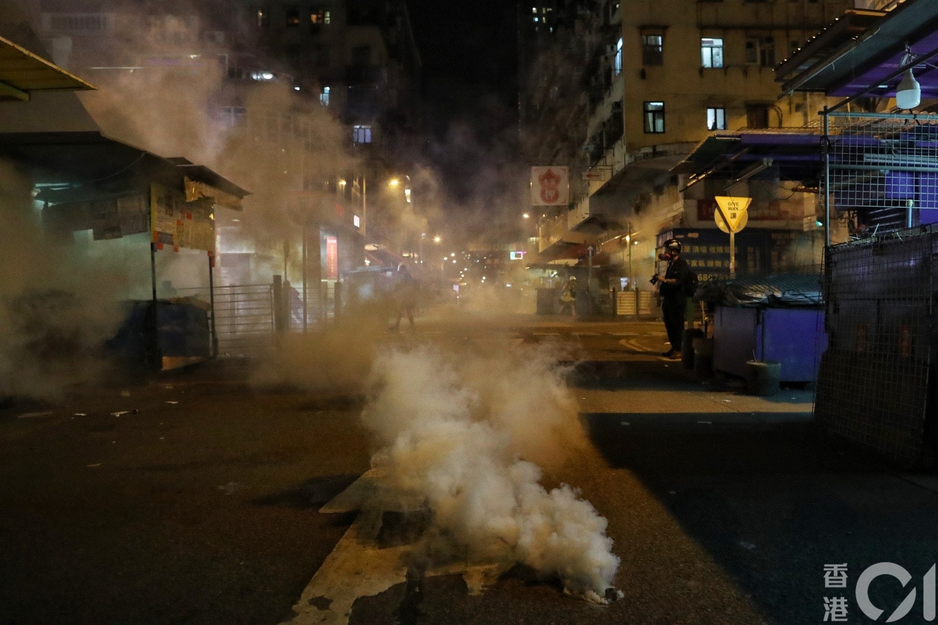 前日警方向沒有人的街道施放催淚彈。(資料圖片) 前日警方向沒有人的街道施放催淚彈。(資料圖片)