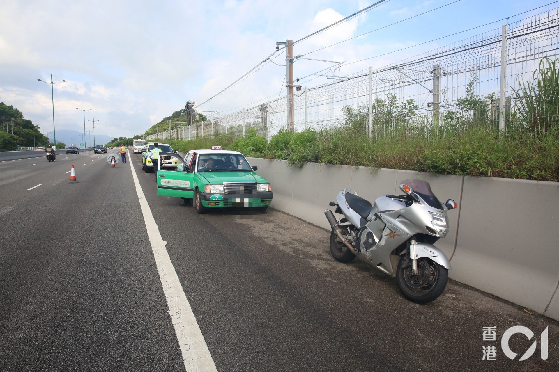奪命車禍 北大嶼山公路的士撞電單車鐵騎士捲入車底亡 香港01 突發 奪命車禍 北大嶼山公路的士撞電單車鐵騎士捲入車底亡 香港01 突發