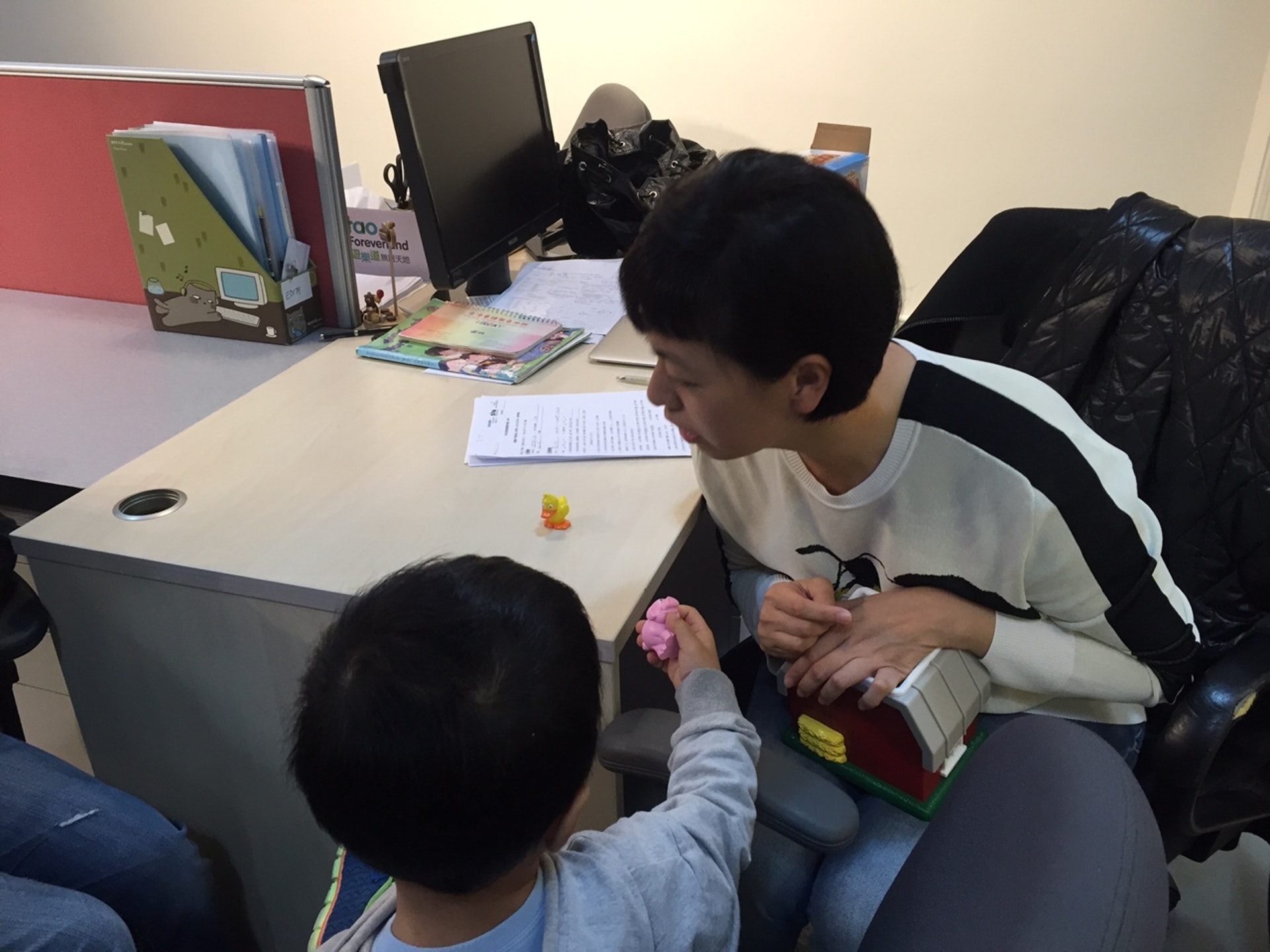 專家指對有言語障礙幼童而言,0至6歲為治療黃金期,勸籲家長若見有問題,應盡早求助。(王丹麟攝) 專家指對有言語障礙幼童而言,0至6歲為治療黃金期,勸籲家長若見有問題,應盡早求助。(王丹麟攝)