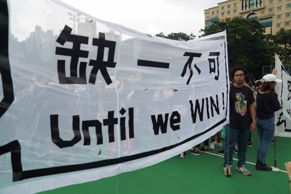 「酒精沙龍」製作、寫有「民意在此」、「民心在此」、「民憤在此」、「民命在此」的白色橫額，幾乎在每場大型遊行中都會出現。(徐嘉蒓攝)