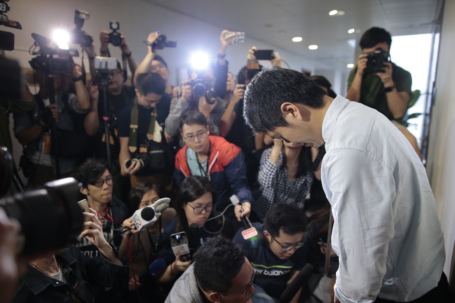 2018年4月26日，許智峯再向次就事件在傳媒面對，向政府人員及公眾鞠躬道歉。（資料圖片／梁鵬威攝)