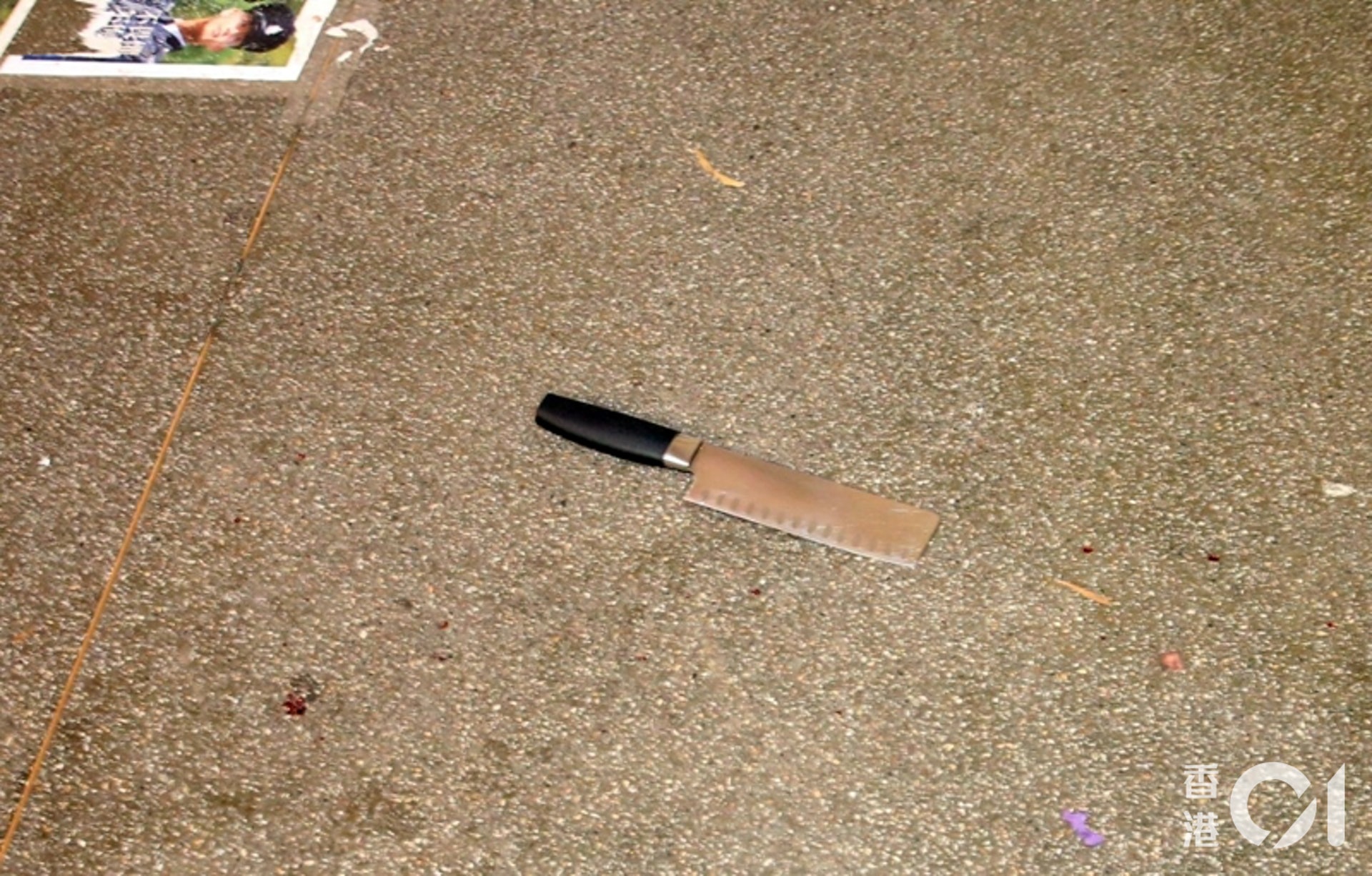 現場遺下一把利刀。(陳永武攝)