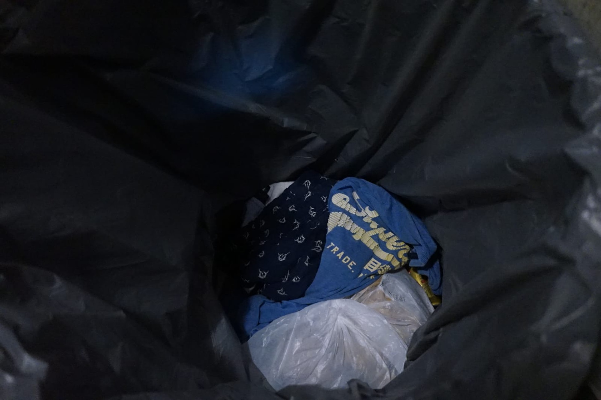 有街坊在21樓後梯垃圾桶尋獲可疑衣物。(目擊者提供圖片)