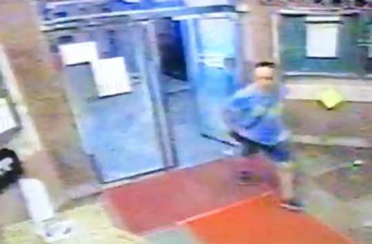 閉路電視拍到可疑男子身穿藍色衫走入嘉明閣。(街坊提供圖片)