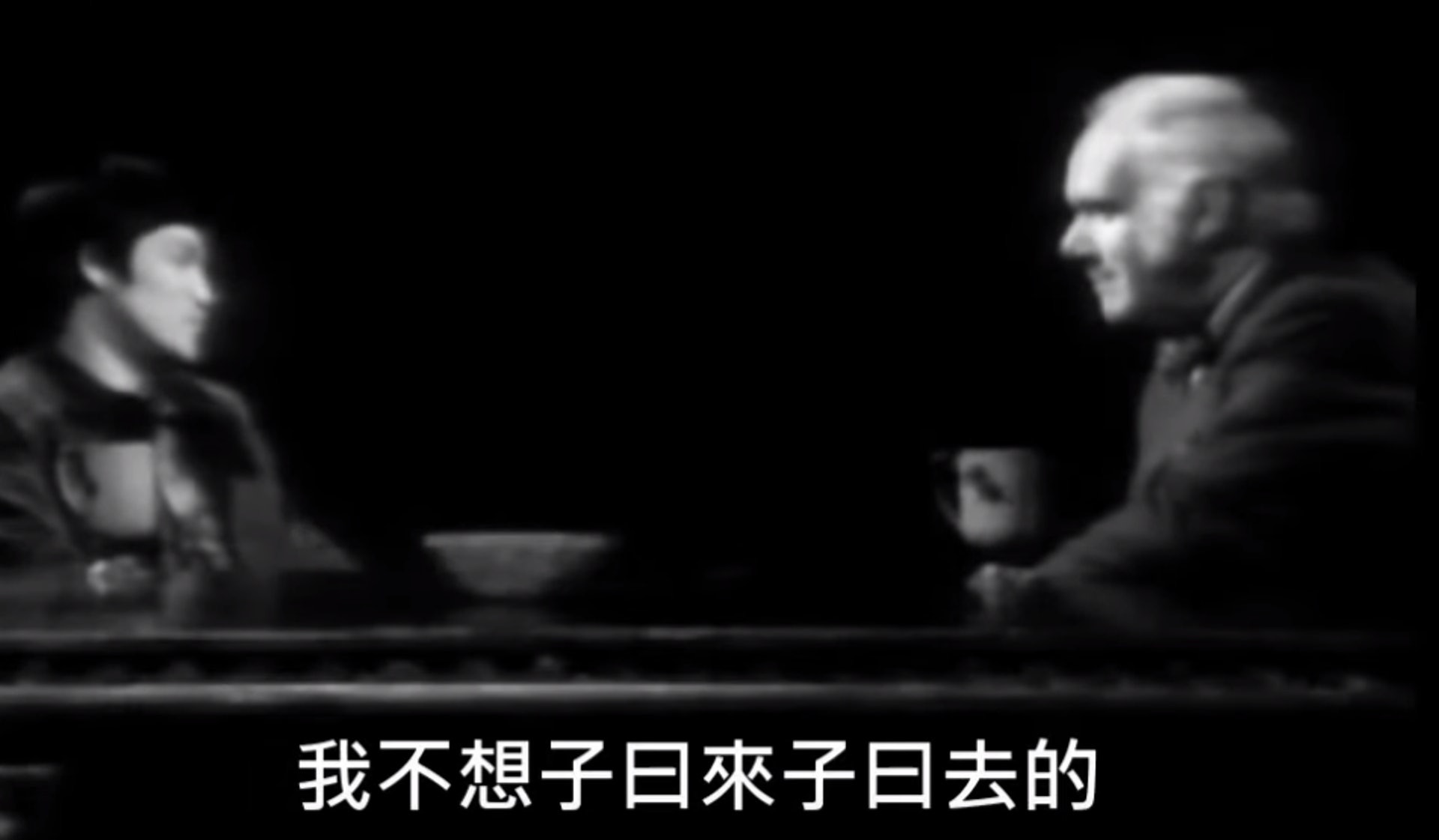 李小龍回答:「我是人類,在普天之下,我們都是一家人,人只是各有不同」。(YouTube截圖) 李小龍回答:「我是人類,在普天之下,我們都是一家人,人只是各有不同」。(YouTube截圖)