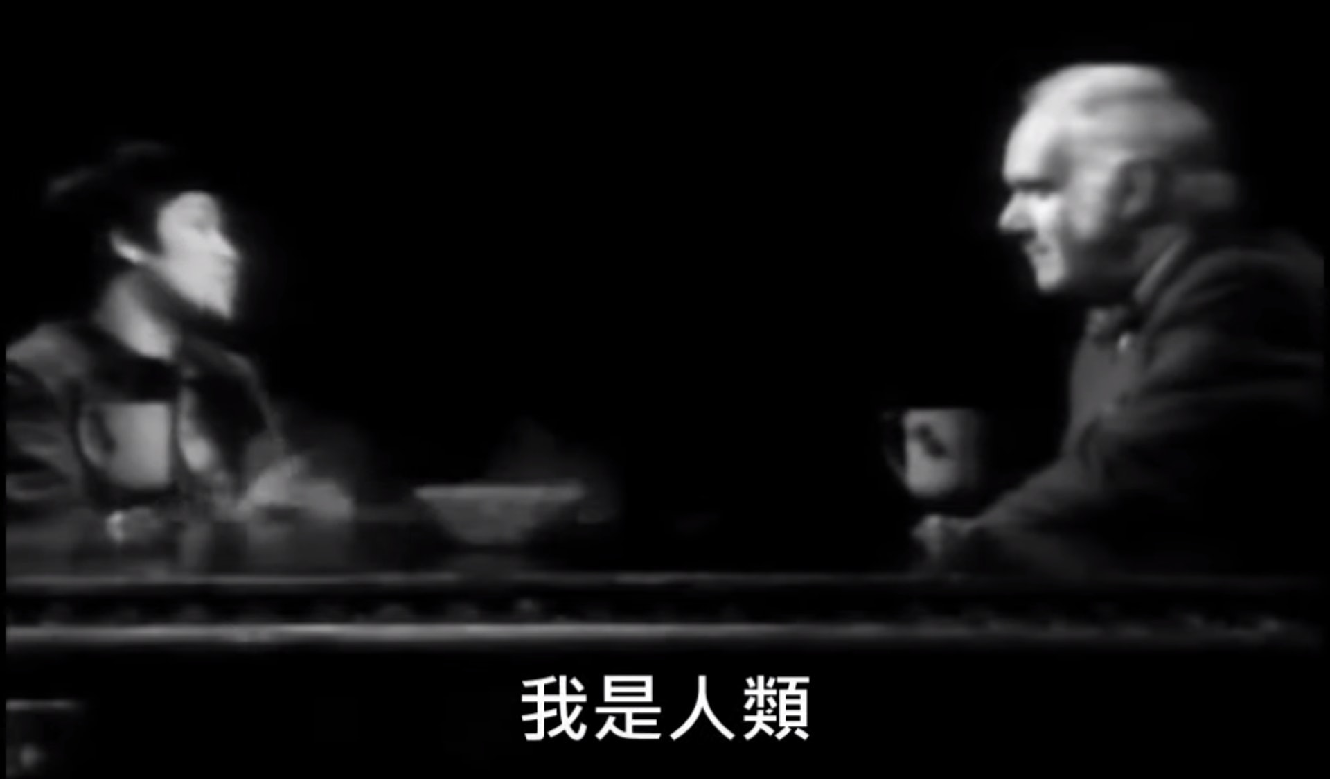 李小龍回答:「我是人類,在普天之下,我們都是一家人,人只是各有不同」。(YouTube截圖) 李小龍回答:「我是人類,在普天之下,我們都是一家人,人只是各有不同」。(YouTube截圖)