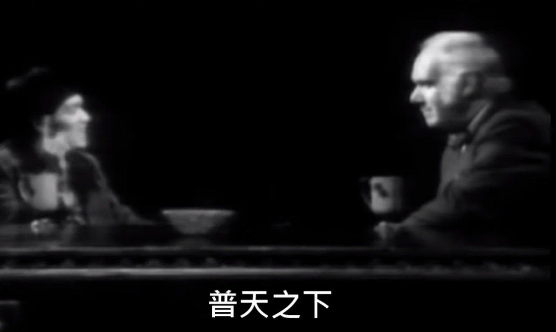 李小龍回答:「我是人類,在普天之下,我們都是一家人,人只是各有不同」。(YouTube截圖) 李小龍回答:「我是人類,在普天之下,我們都是一家人,人只是各有不同」。(YouTube截圖)