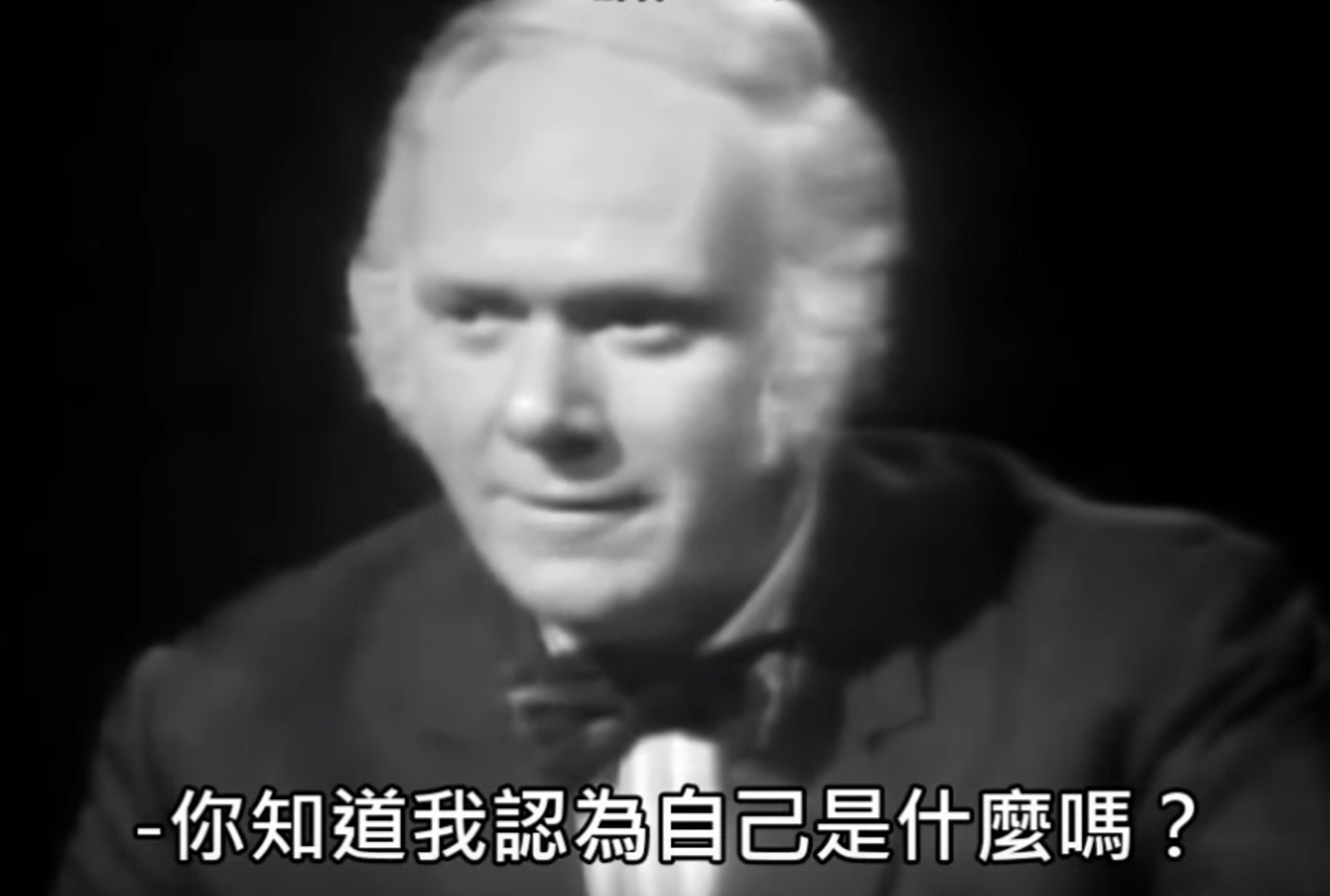 李小龍反問記者一句「你知道我認為自己是什麼嗎?」(YouTube截圖) 李小龍反問記者一句「你知道我認為自己是什麼嗎?」(YouTube截圖)