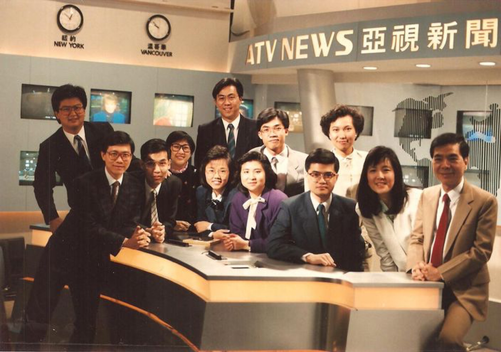 九十年代初的亞視新聞部陣容鼎盛,新聞質素有口皆碑。(亞視密碼網站圖片) 九十年代初的亞視新聞部陣容鼎盛,新聞質素有口皆碑。(亞視密碼網站圖片)