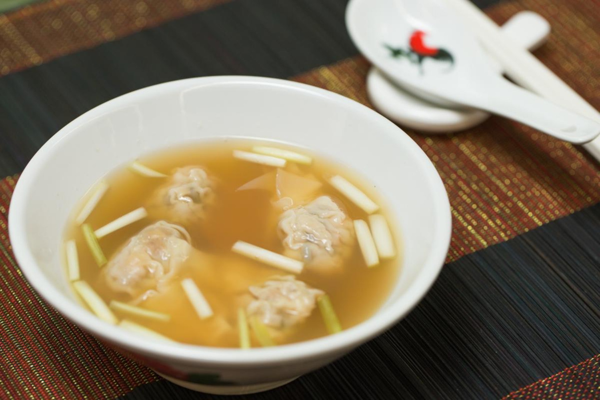 以鮮蝦、瘦肉和蒟蒻製成的雲吞,健康爽口。 以鮮蝦、瘦肉和蒟蒻製成的雲吞,健康爽口。