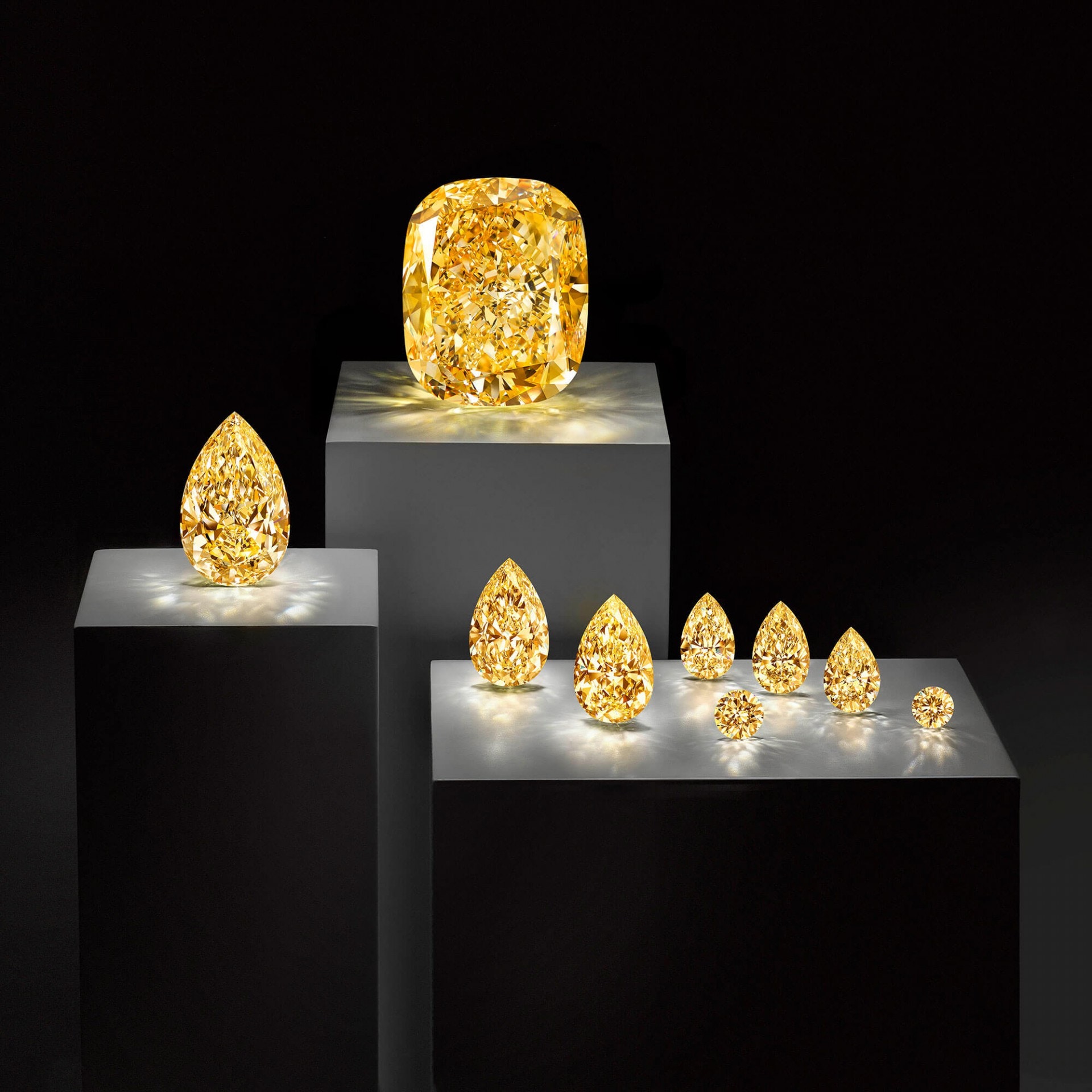 這顆枕型豔彩黃鑽名為The Golden Empress，天然瑰麗又高飽和的色彩完美展現鑽石絢爛的光芒。（source:Graff官網）