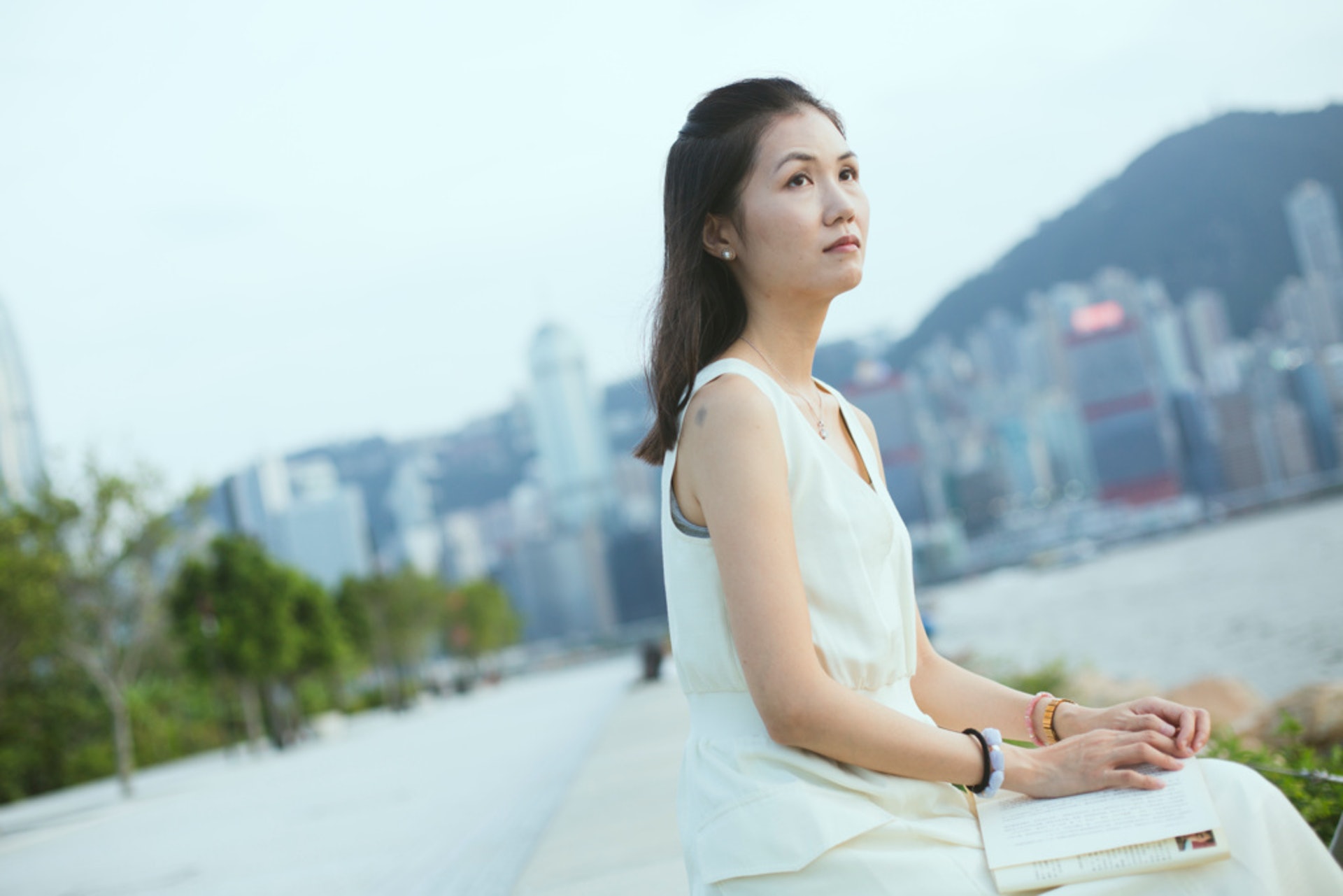 韓麗珠的右邊肩膊上,有一個青灰色、像是瘀傷的印記,記者問她:「你肩膊受傷了嗎?」韓麗珠雙眼彎成新月,說:「不是,很多人都問過這個問題,但這其實是胎記。」(黃寶瑩攝) 韓麗珠的右邊肩膊上,有一個青灰色、像是瘀傷的印記,記者問她:「你肩膊受傷了嗎?」韓麗珠雙眼彎成新月,說:「不是,很多人都問過這個問題,但這其實是胎記。」(黃寶瑩攝)