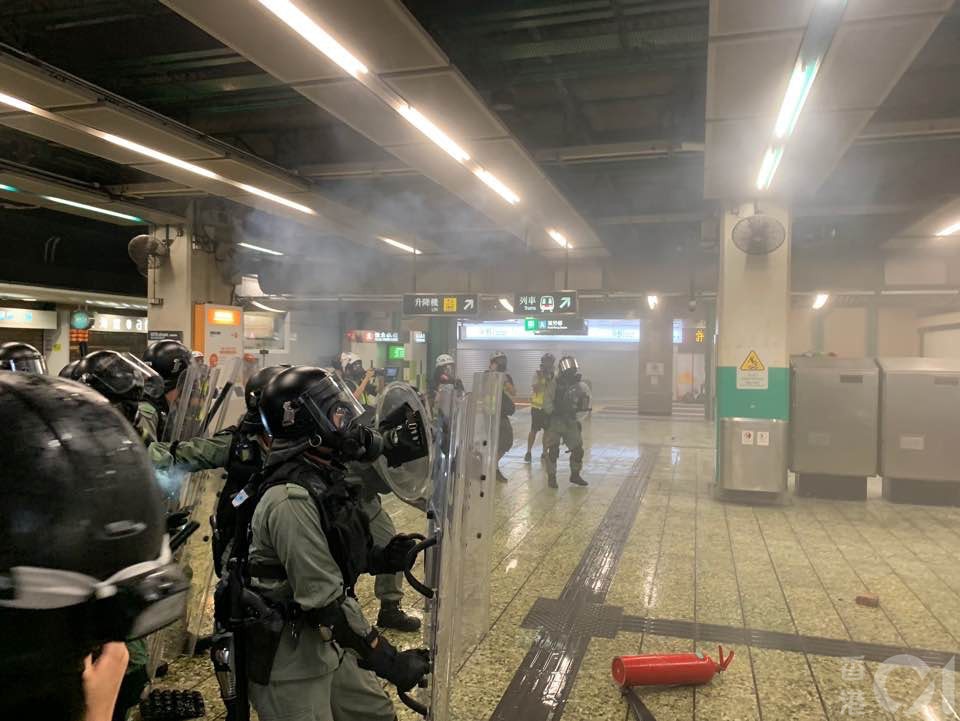 警員在本月11日晚，在港鐵葵芳站內發射催淚彈，站內大堂煙霧彌漫。（資料圖片）