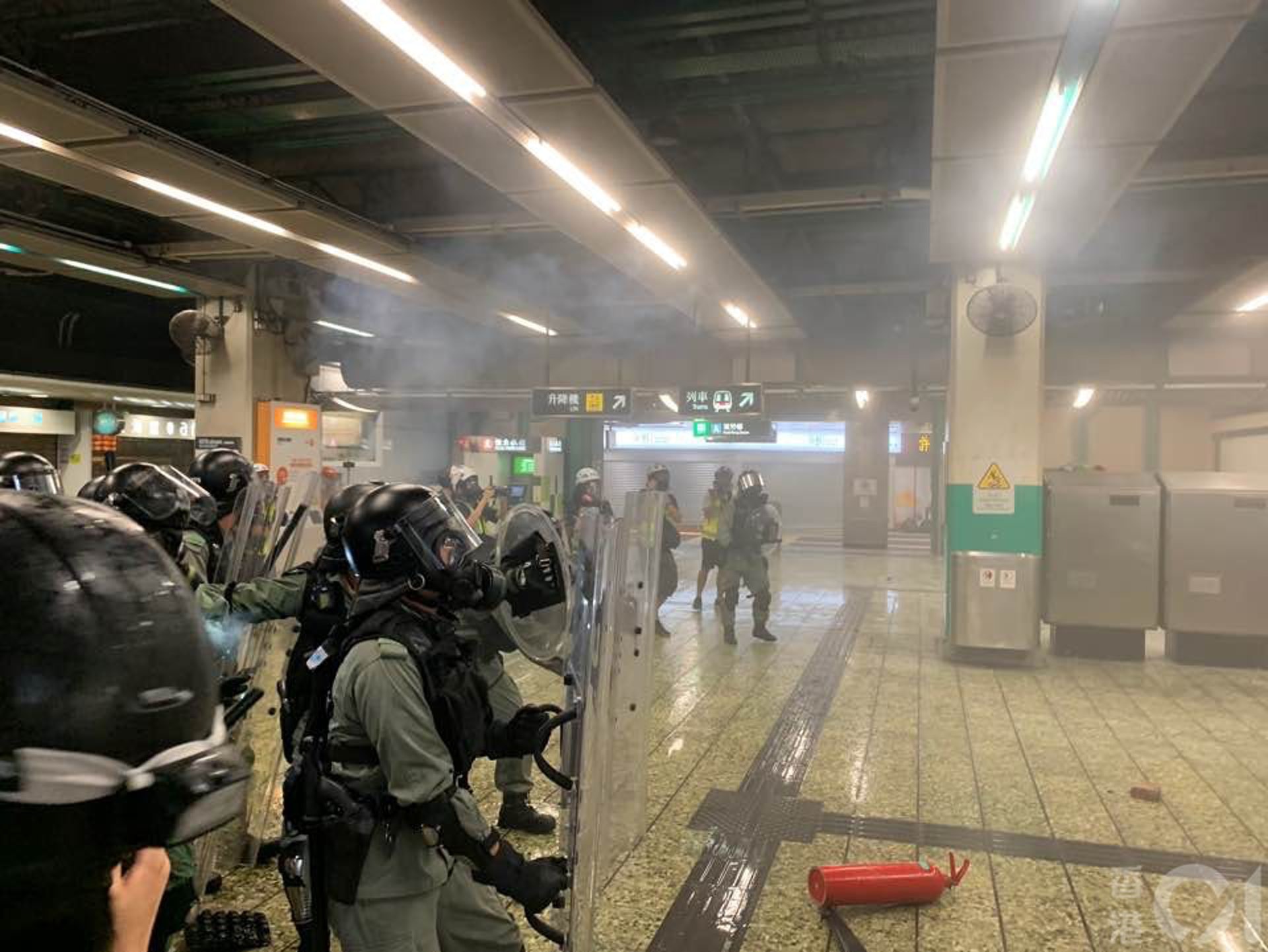 警員在本月11日晚，在港鐵葵芳站內發射催淚彈，站內大堂煙霧彌漫。（資料圖片）