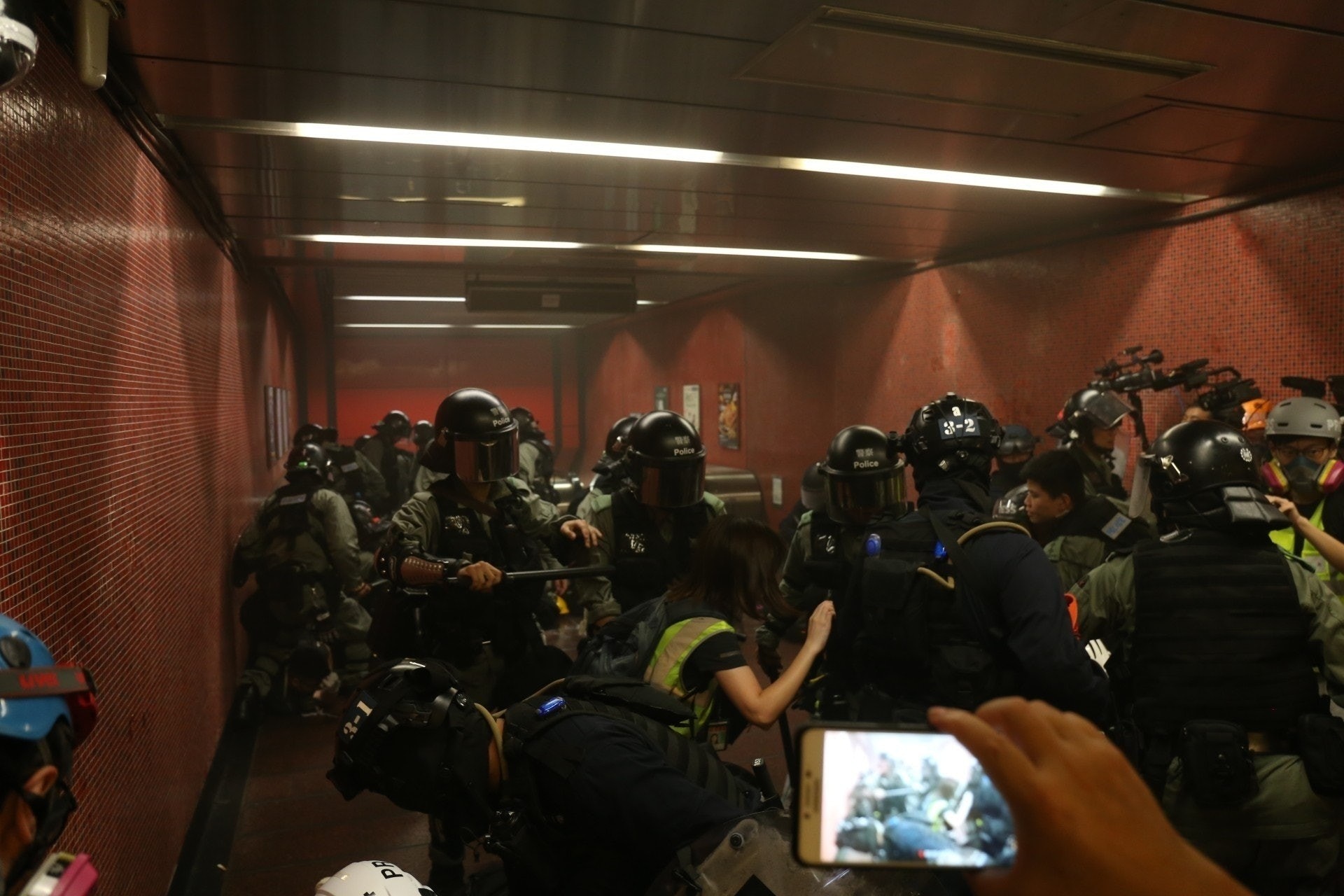8．11當晚，防暴警及速龍小隊衝入太古站拘捕示威者。（資料圖片）