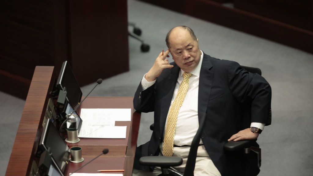 張華峰稱「亂提款」 要規管 獅子山學會反對:港淪三流金融中心 張華峰稱「亂提款」 要規管 獅子山學會反對:港淪三流金融中心