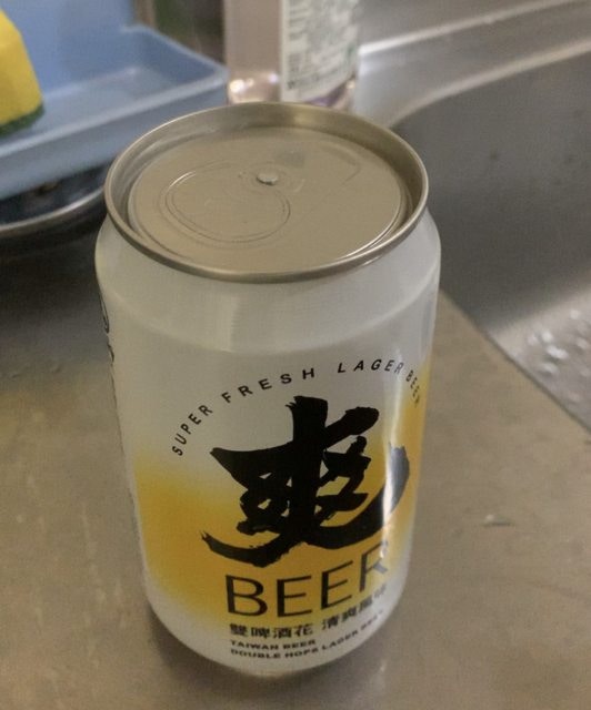 接著又看看台湾网民的原片，他准备了一罐啤酒，因为只要是气泡类罐装饮品就用得著这个方法。（影片截图：jerry6520 (小乖)）