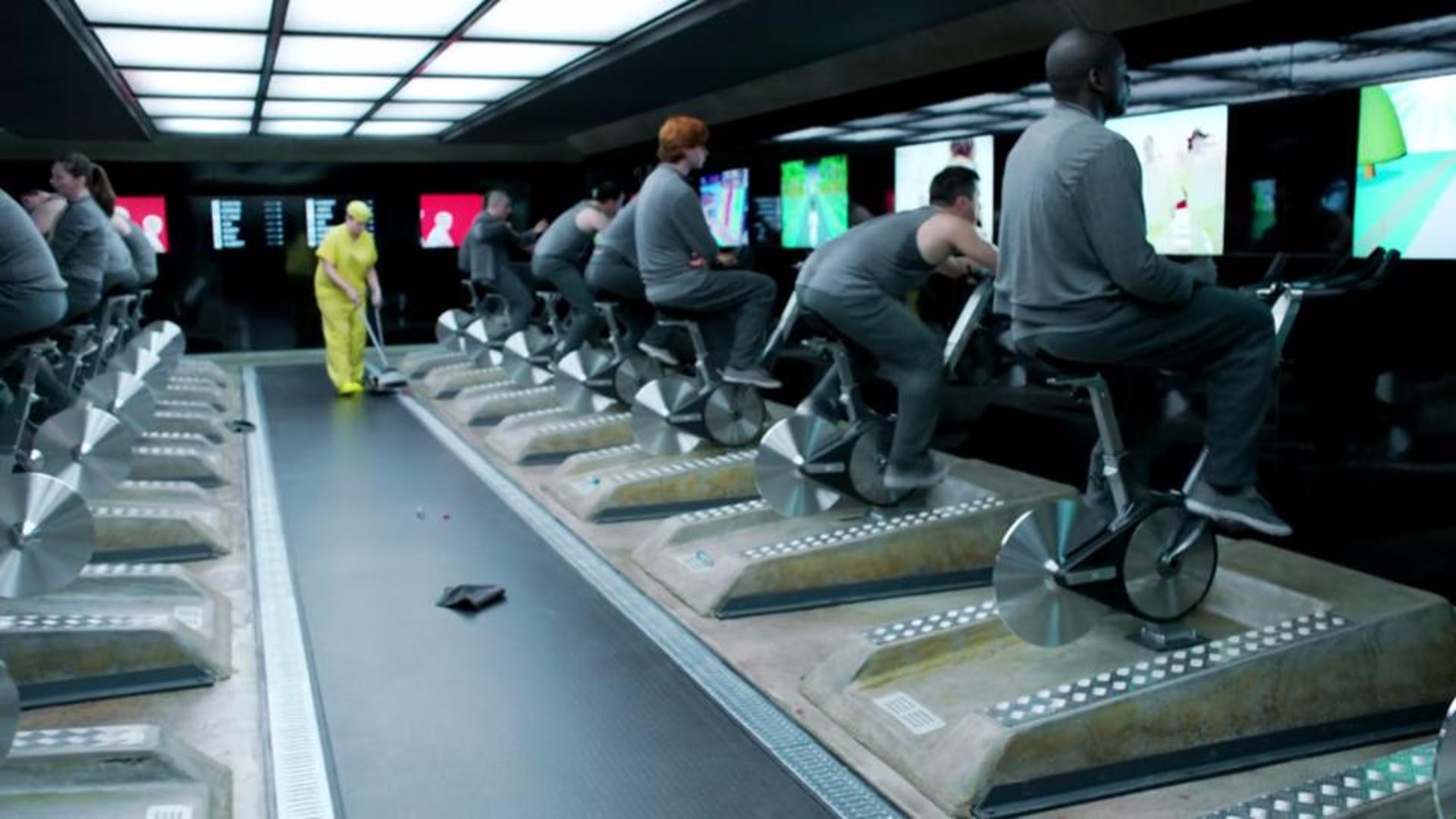 《Fifteen Million Merits》內的人靠踩單車賺取點數。(影片截圖) 《Fifteen Million Merits》內的人靠踩單車賺取點數。(影片截圖)