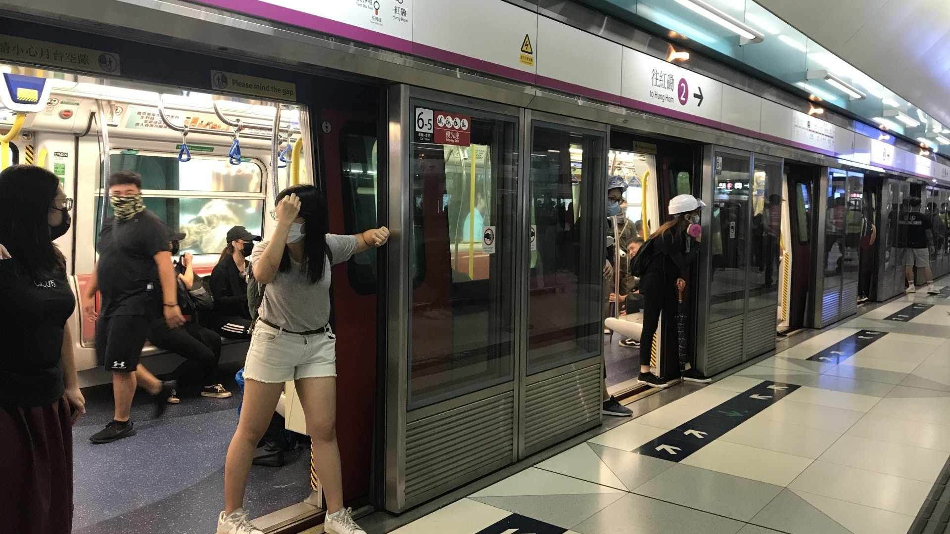 【元朗黑夜】人民日報微博:港鐵專車護送黑衣人 掂量過輕重嗎? 【元朗黑夜】人民日報微博:港鐵專車護送黑衣人 掂量過輕重嗎?