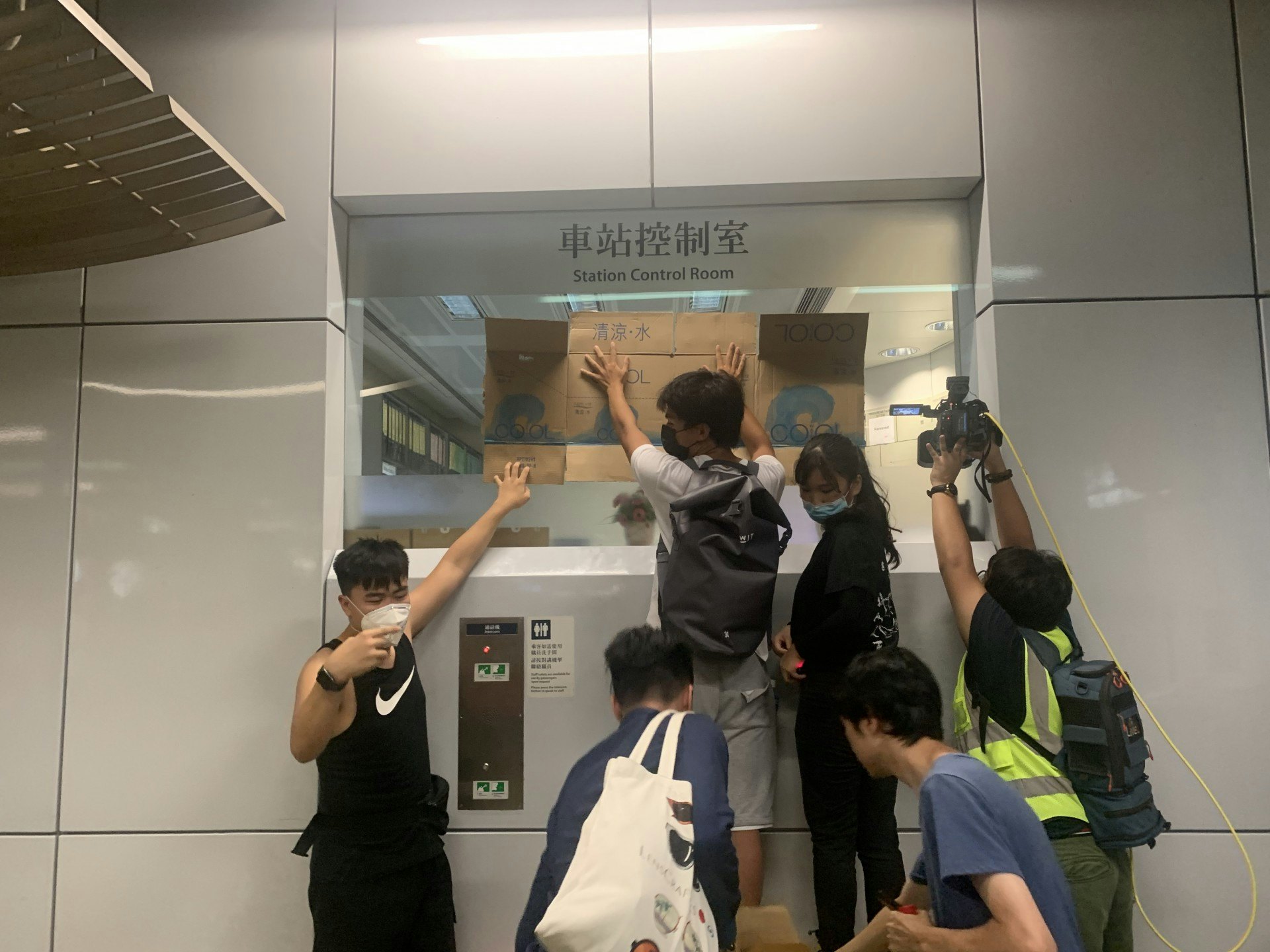 有示威者將紙皮貼在控制室玻璃,並稱車站控制室已成為連儂牆。(賴南秋攝) 有示威者將紙皮貼在控制室玻璃,並稱車站控制室已成為連儂牆。(賴南秋攝)
