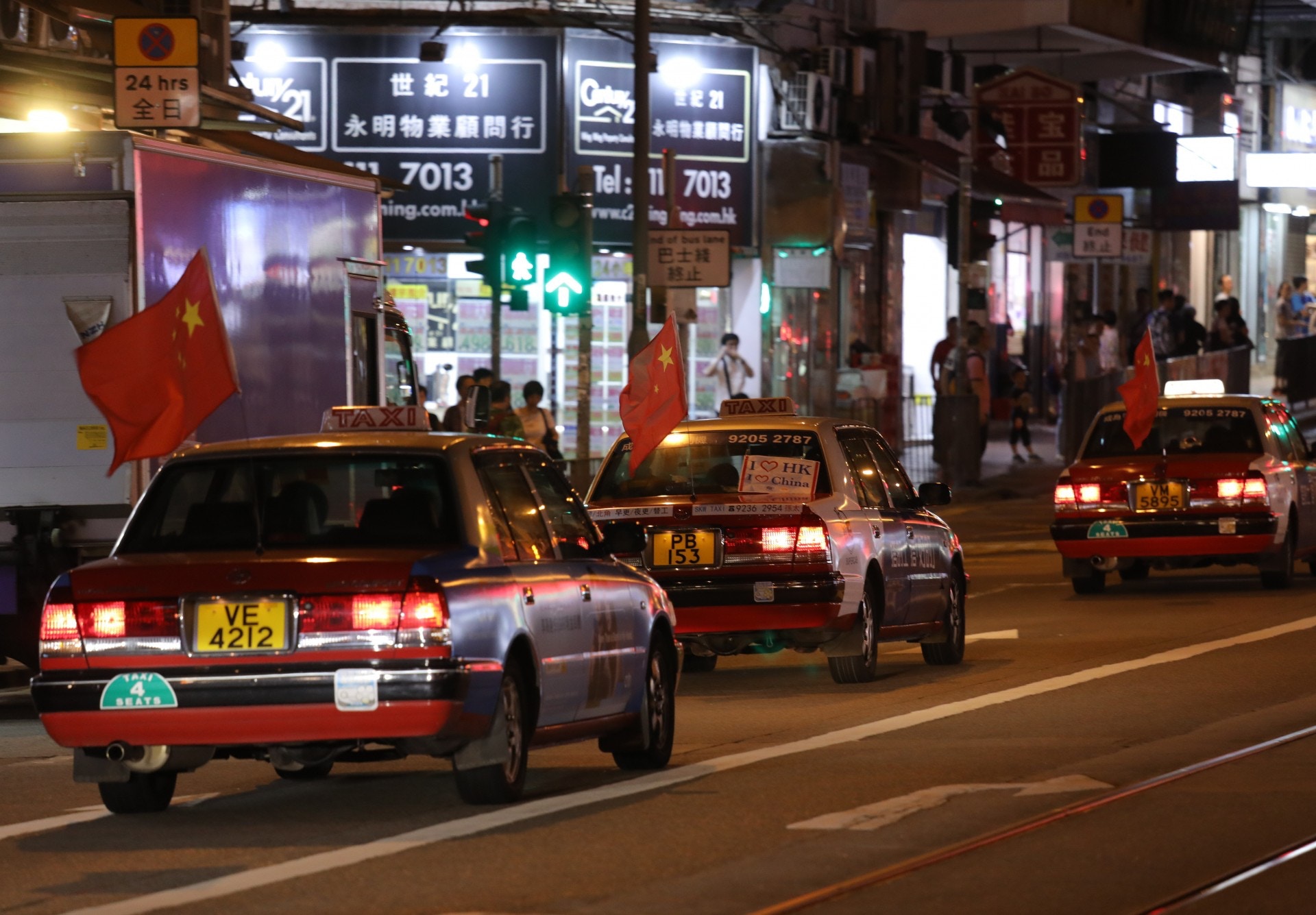 逃犯條例 守護香港大聯盟發起活動逾500的士掛國旗行駛 逃犯條例 守護香港大聯盟發起活動逾500的士掛國旗行駛