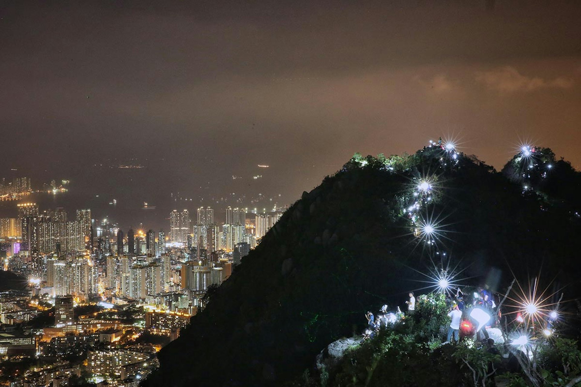 823香港之路,人鏈直上獅子山,山頂燈光映照山下萬家燈火。(李澤彤攝) 823香港之路,人鏈直上獅子山,山頂燈光映照山下萬家燈火。(李澤彤攝)