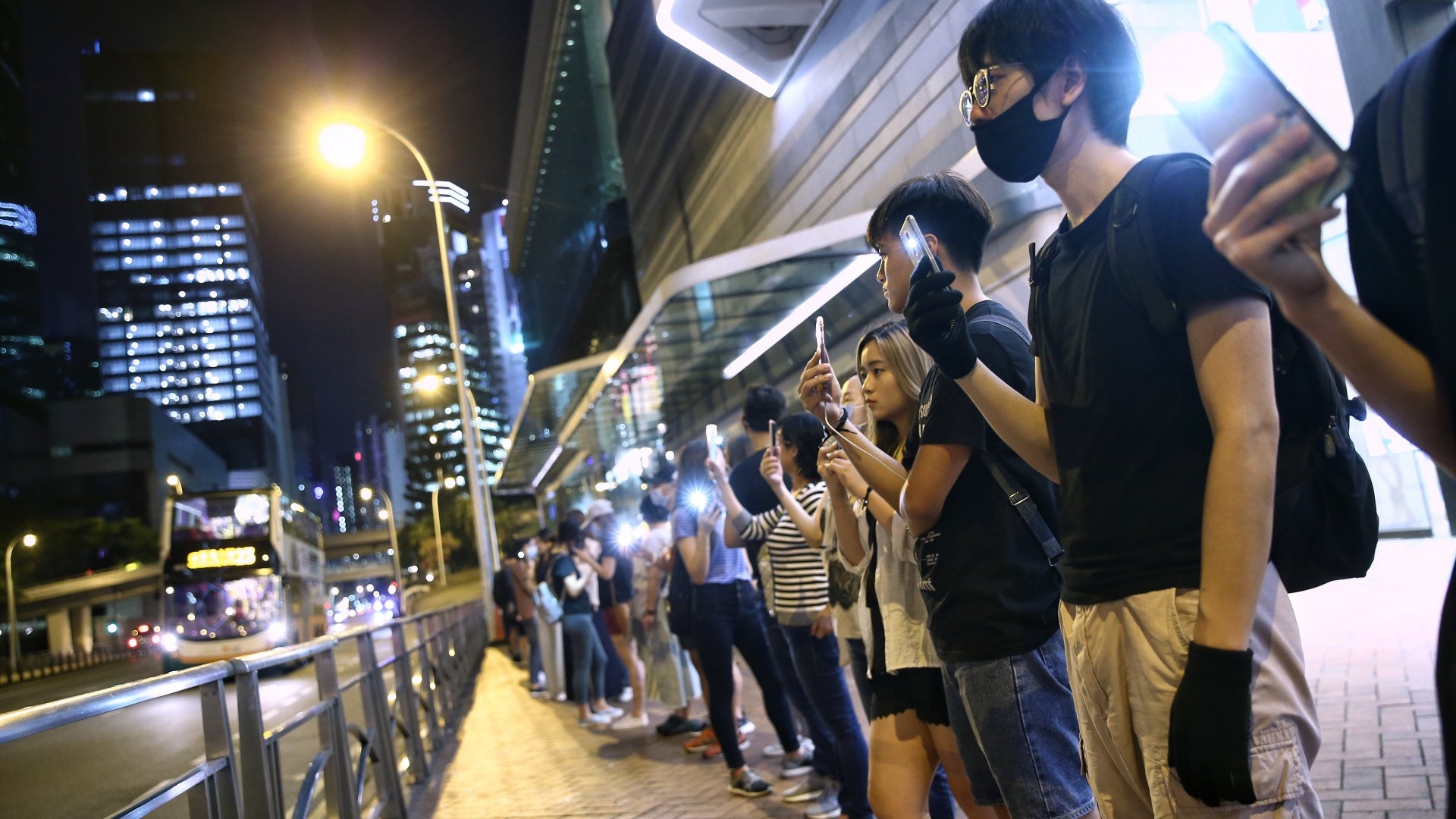 【823香港之路】燈光人鏈照亮全港 主辦方:13.5萬人參加 【823香港之路】燈光人鏈照亮全港 主辦方:13.5萬人參加